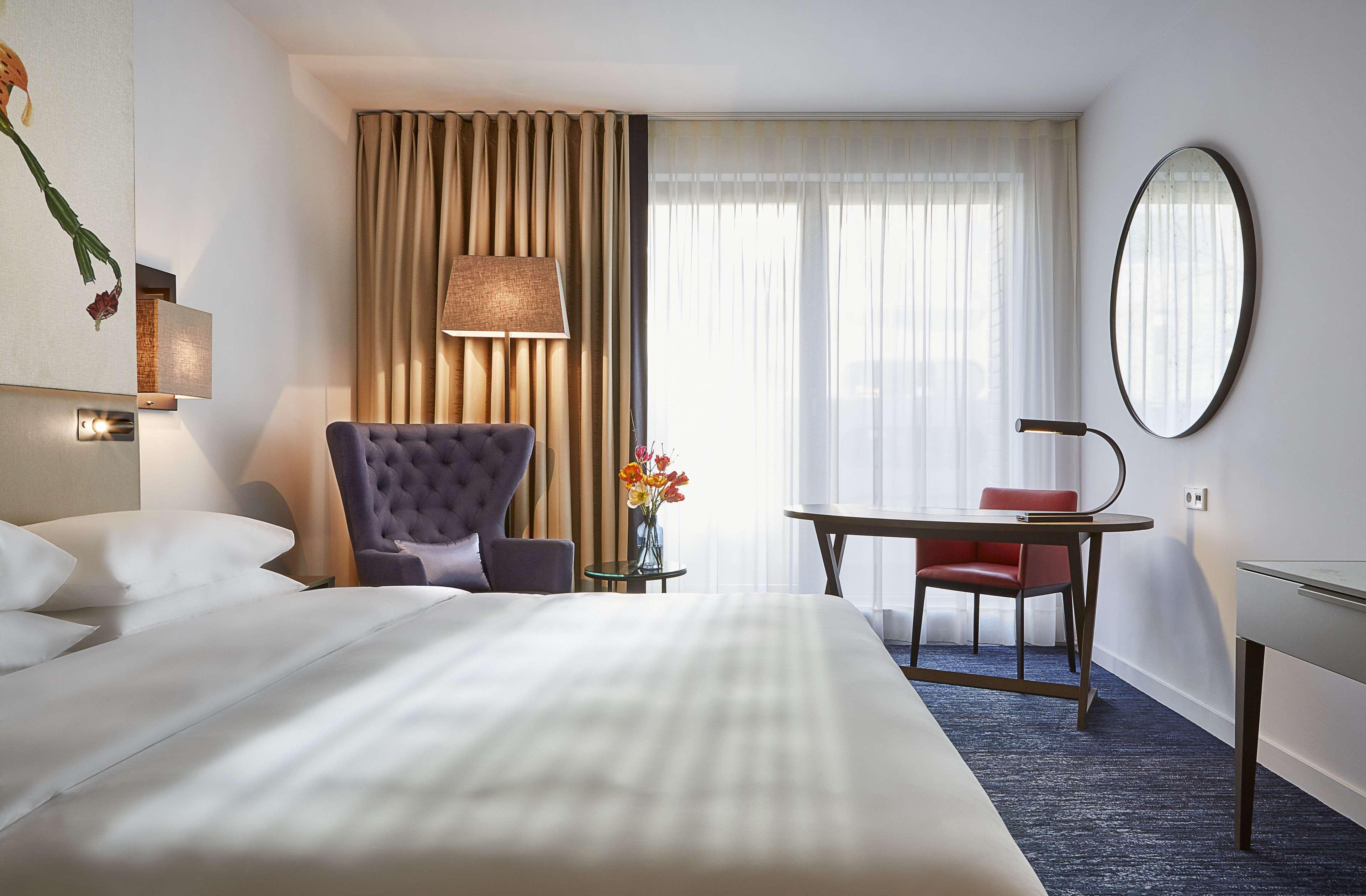 Double Club King Bed