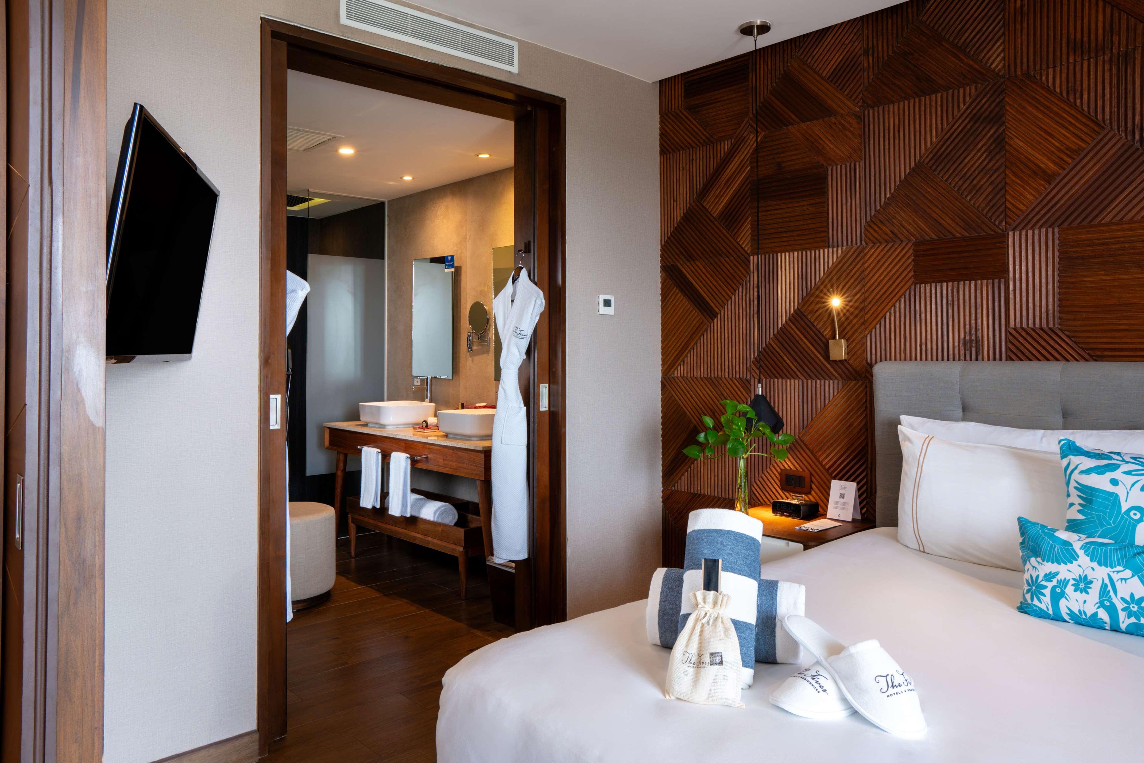 Suite Partial Ocean View King Bed