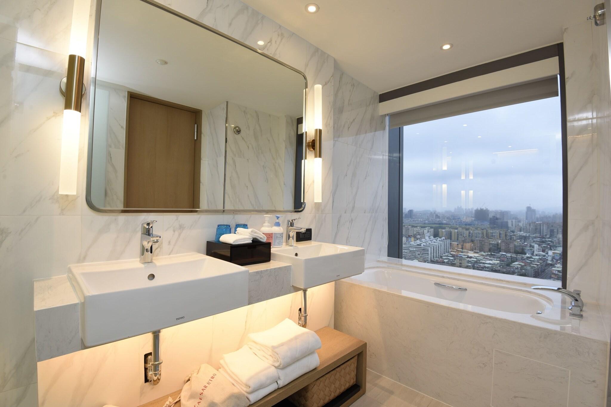 Junior Suite Queen Size Bed