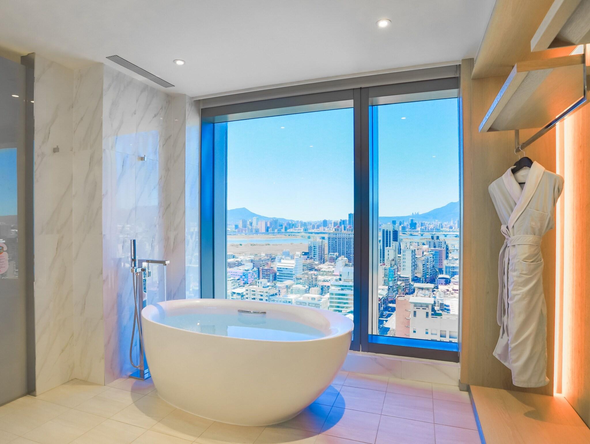 Suite Deluxe Queen Bed