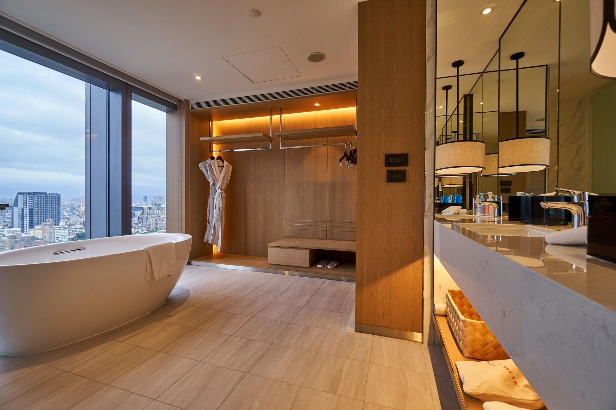 Suite Deluxe Queen Bed