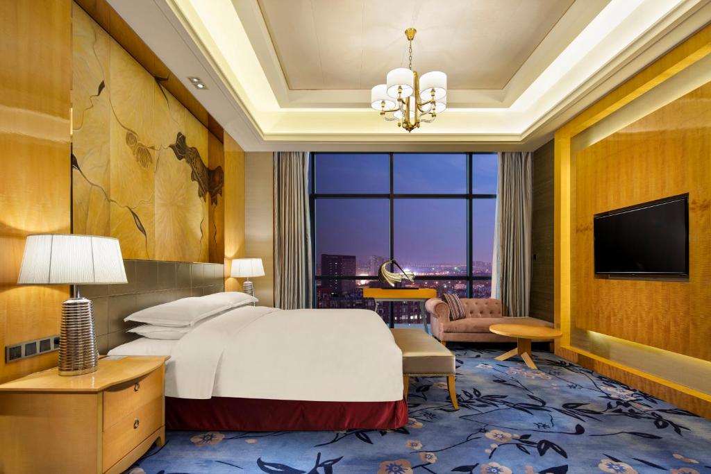 Double Guest Room King Bed