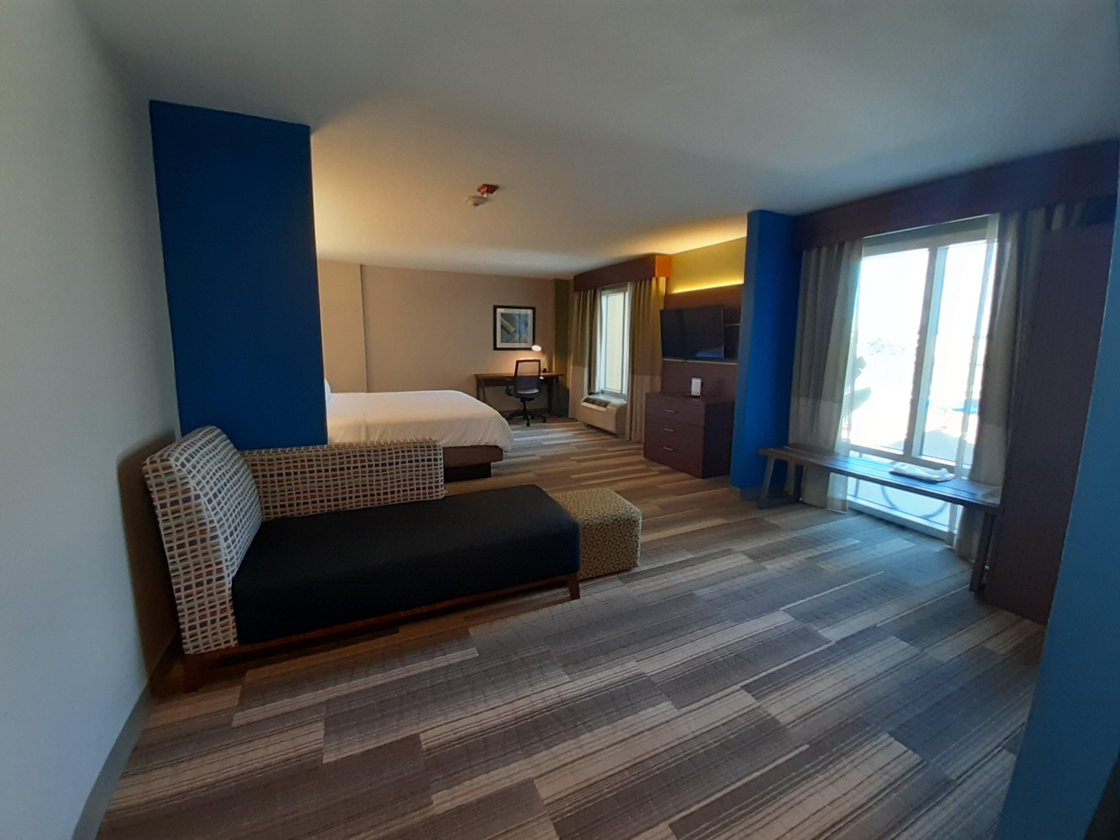 Suite Accessible King Size Bed