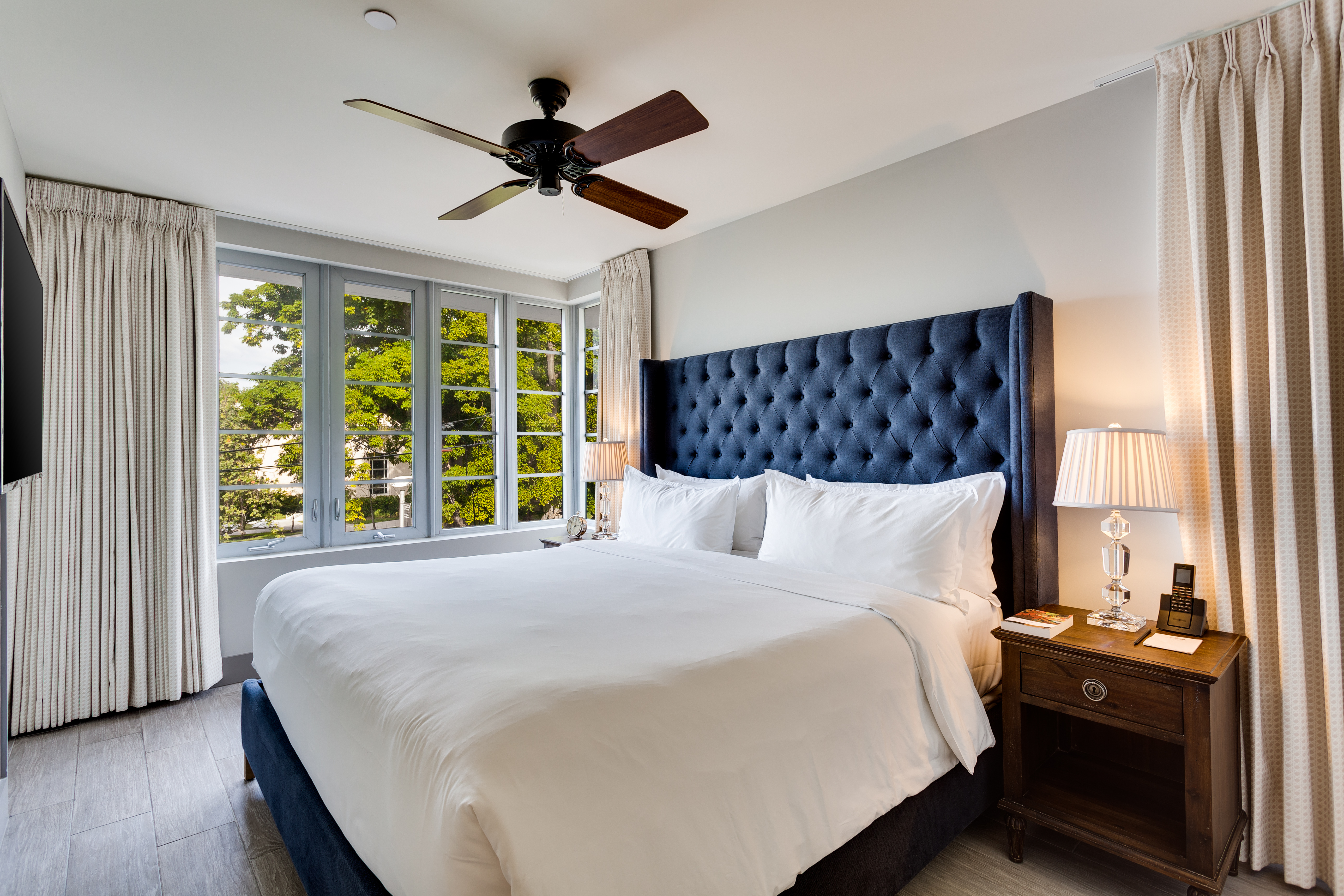 Suite King Size Bed
