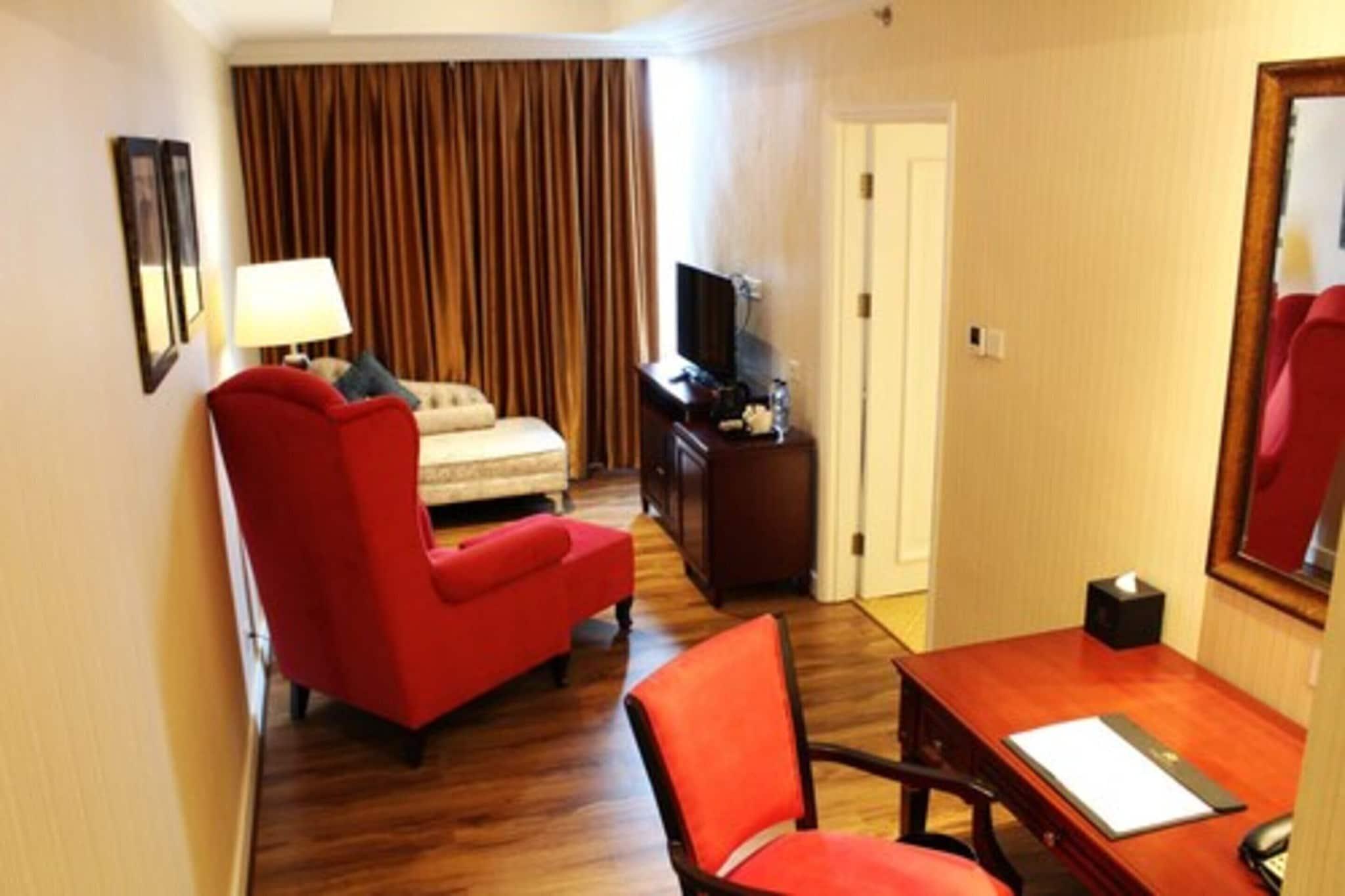 Junior Suite Pool View King Bed