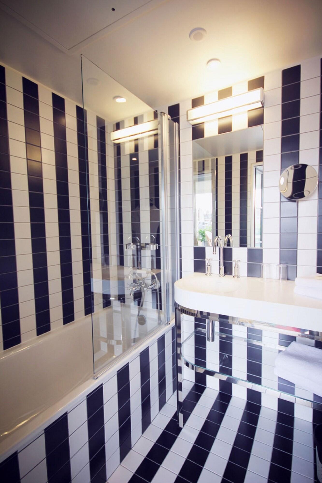 Double Deluxe Queen Bed