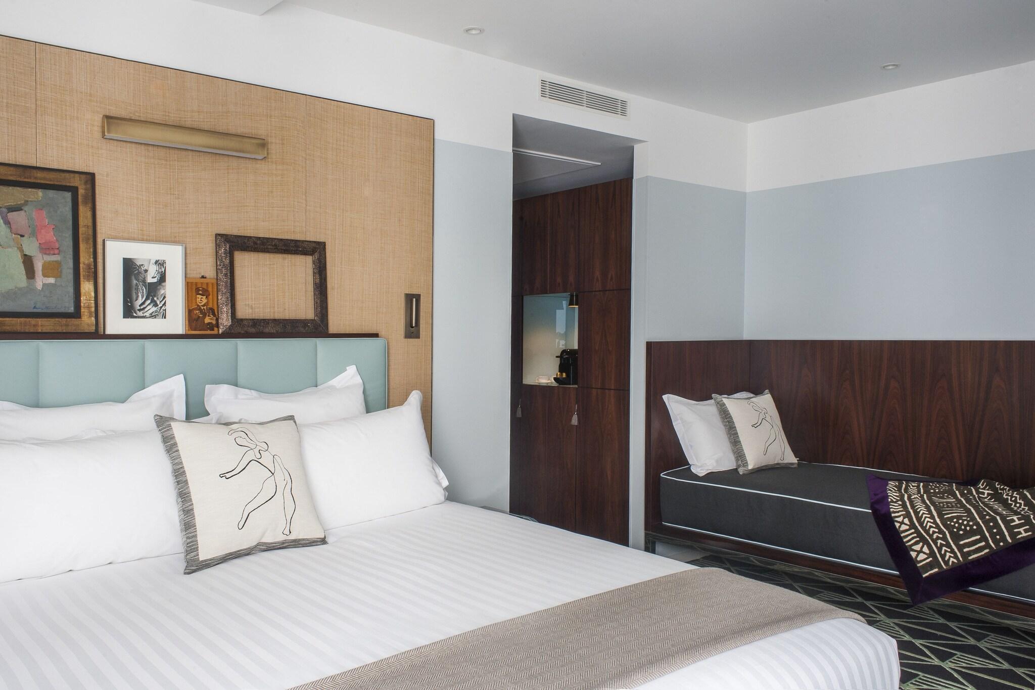 Double Deluxe Queen Bed