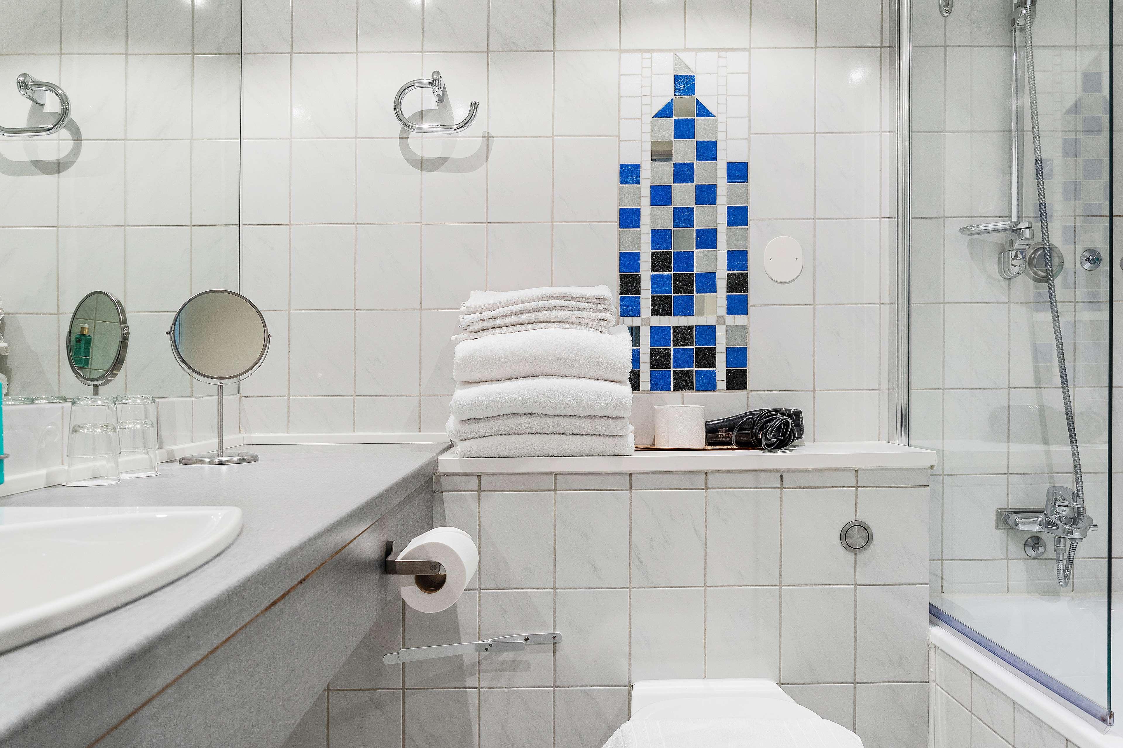 Double Classic Queen Bed