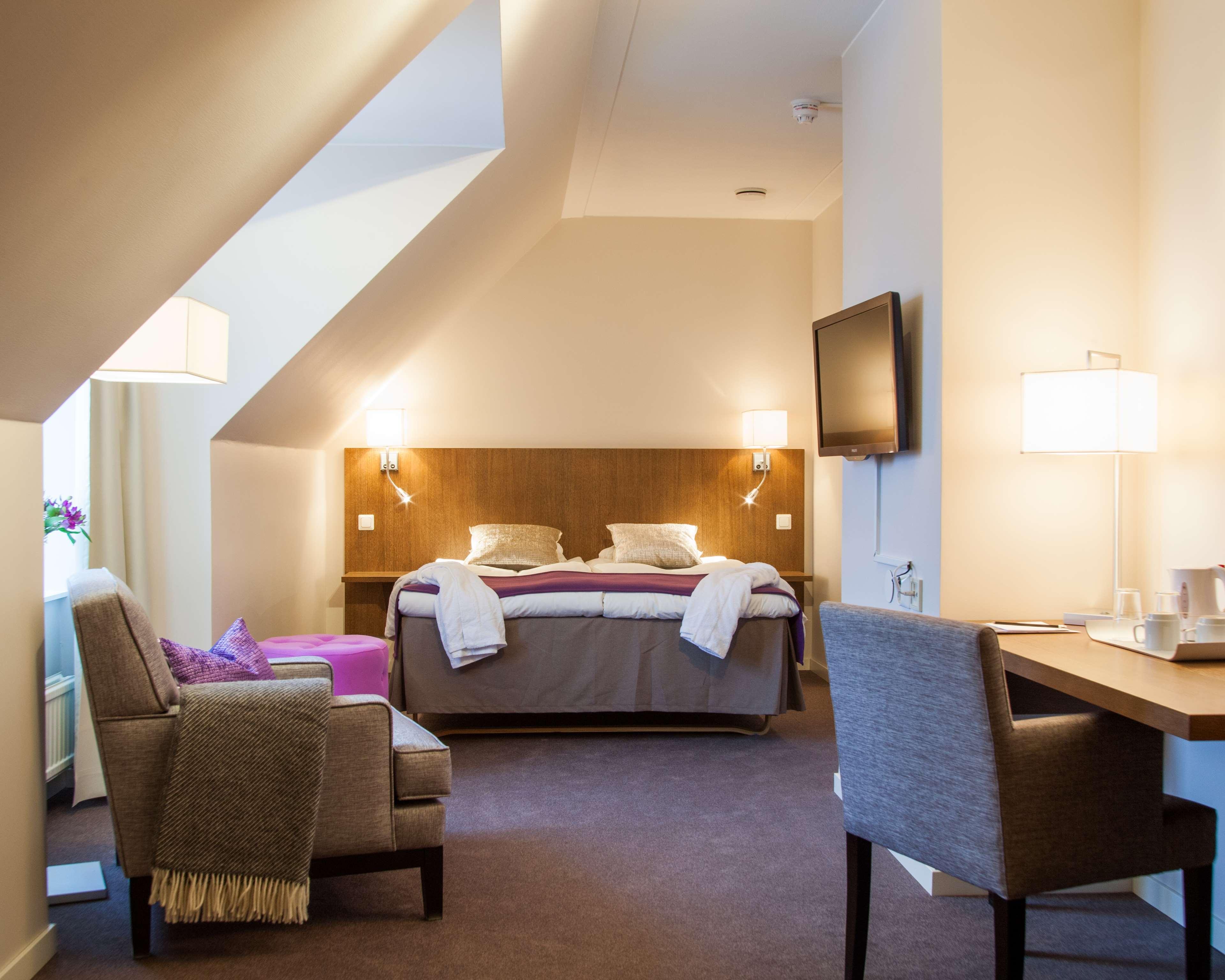 Double Classic Queen Bed