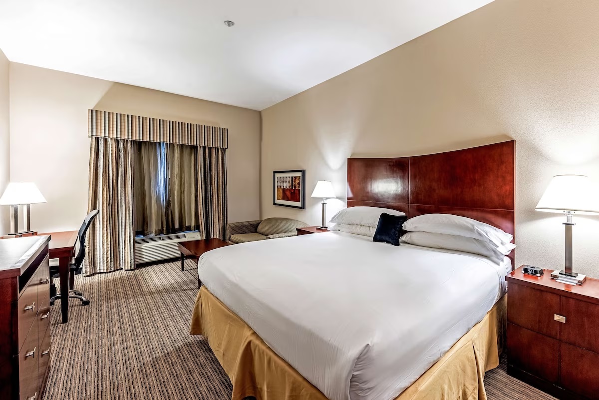 Suite Accessible King Size Bed