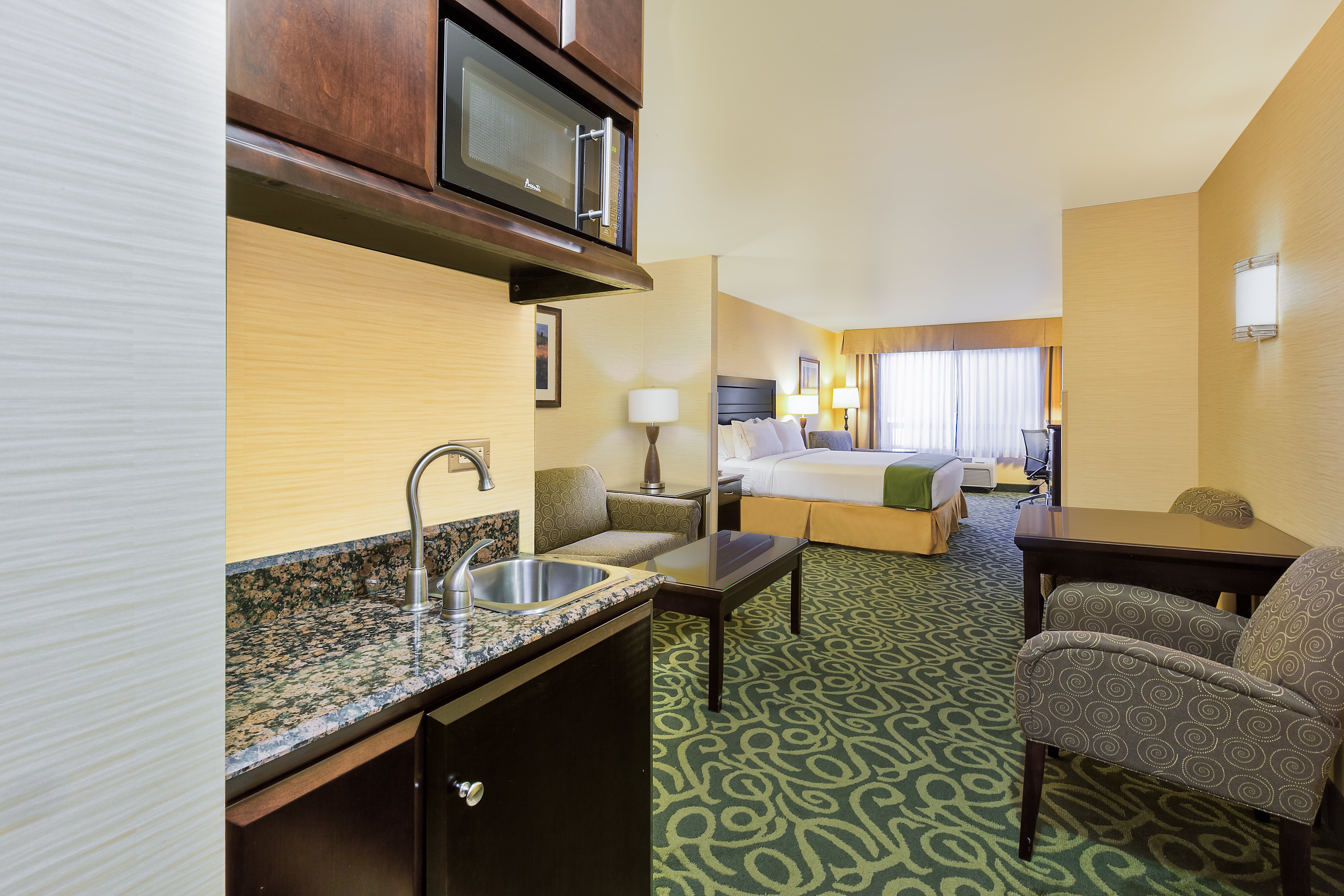 Suite Two Queen Beds Non Smoking