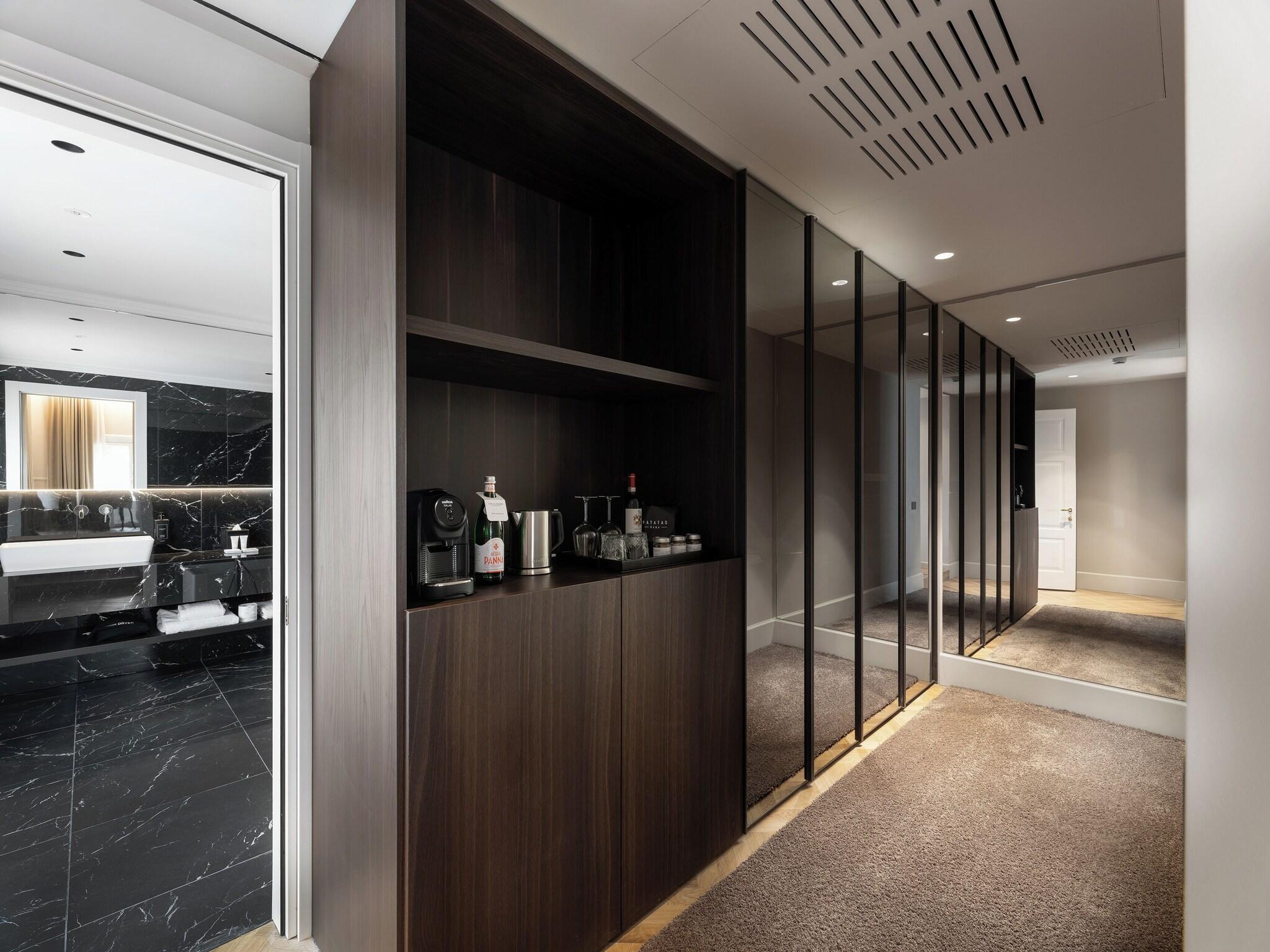 Suite City View King Bed