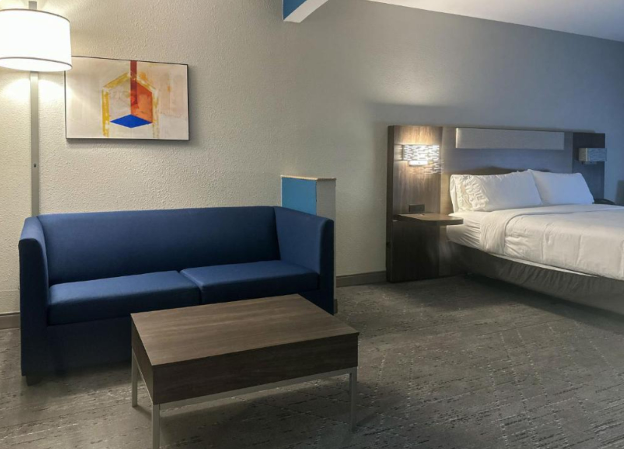 Suite Accessible King Size Bed