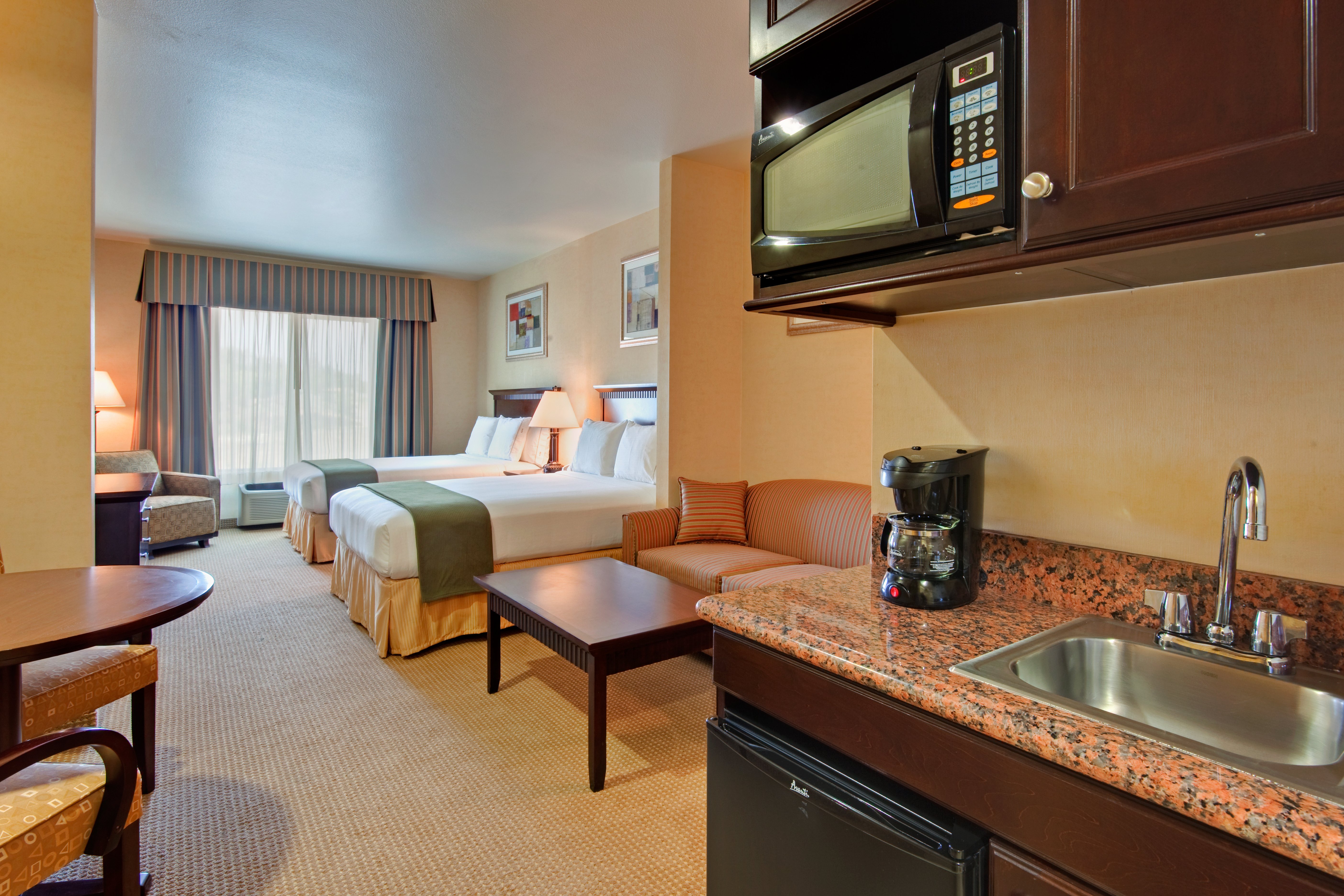 Studio Two Queen Beds Non Smoking