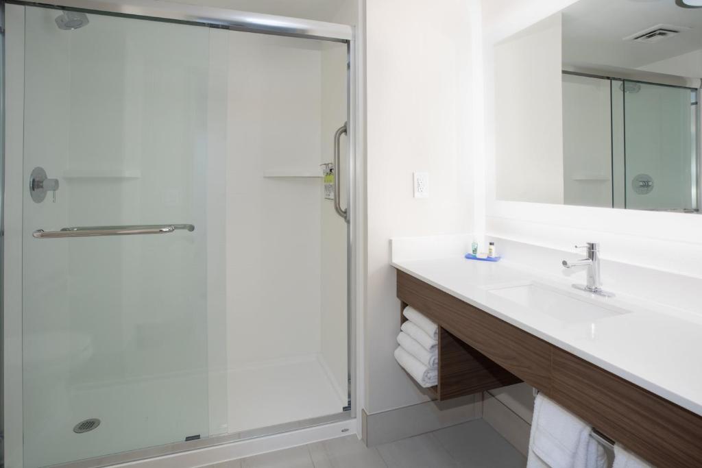 Suite Accessible King Size Bed