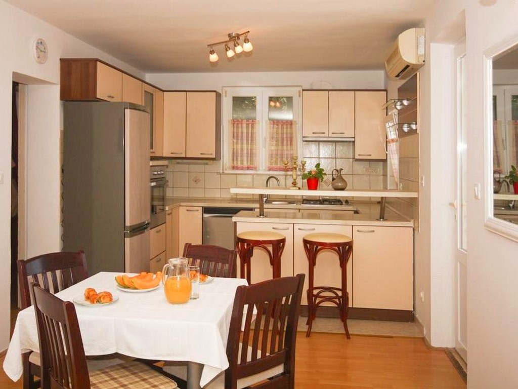 Apartment Capacity 6