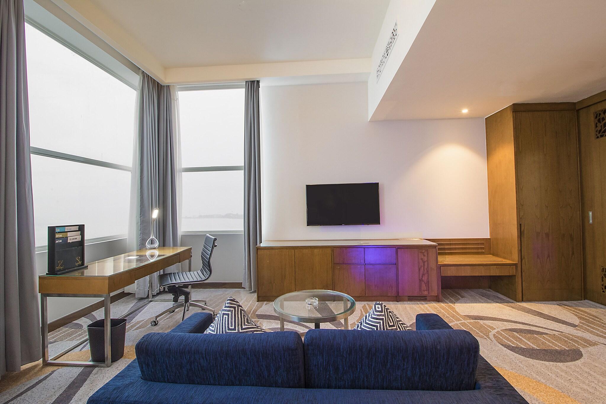 Suite Sea View King Bed