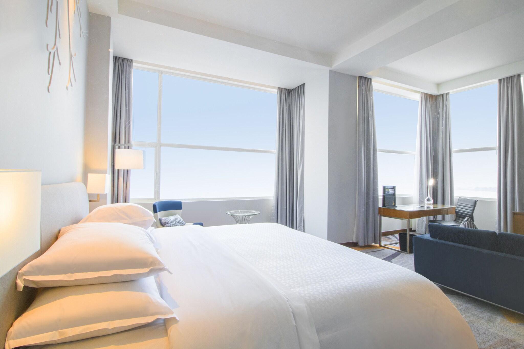 Suite Sea View King Bed