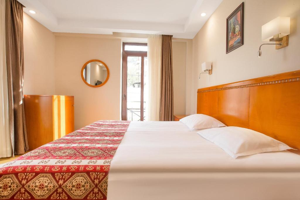 Double or Twin Standard