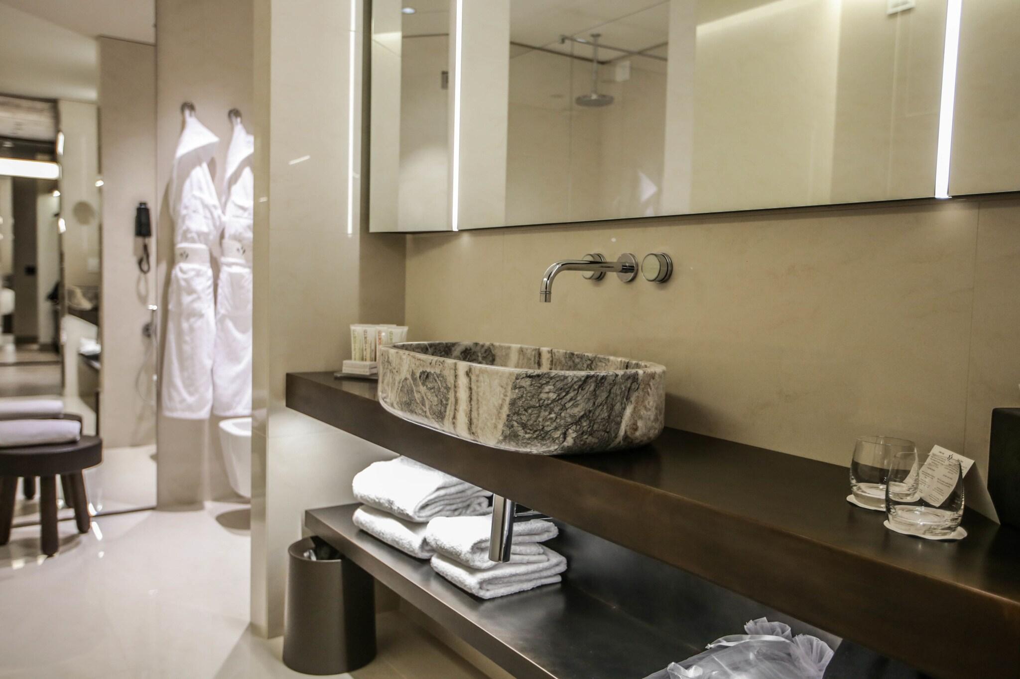 Junior Suite Queen Size Bed