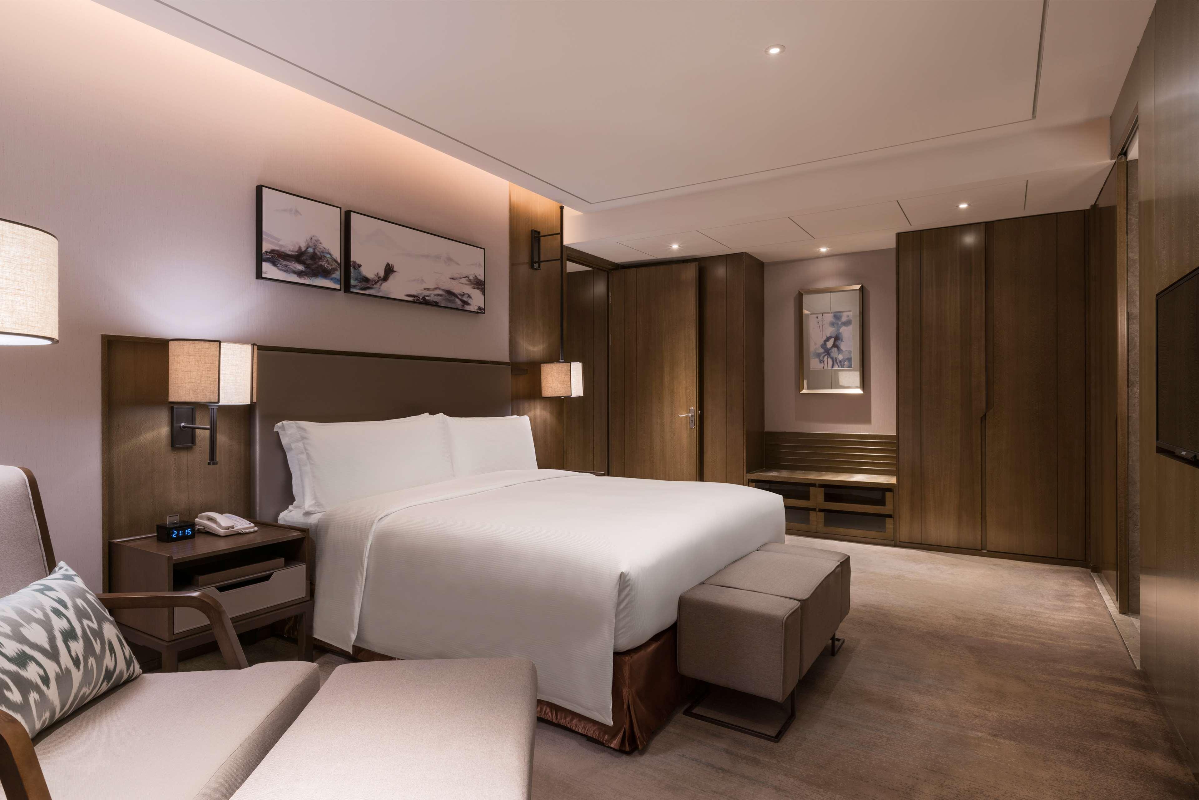 Suite Deluxe King Bed