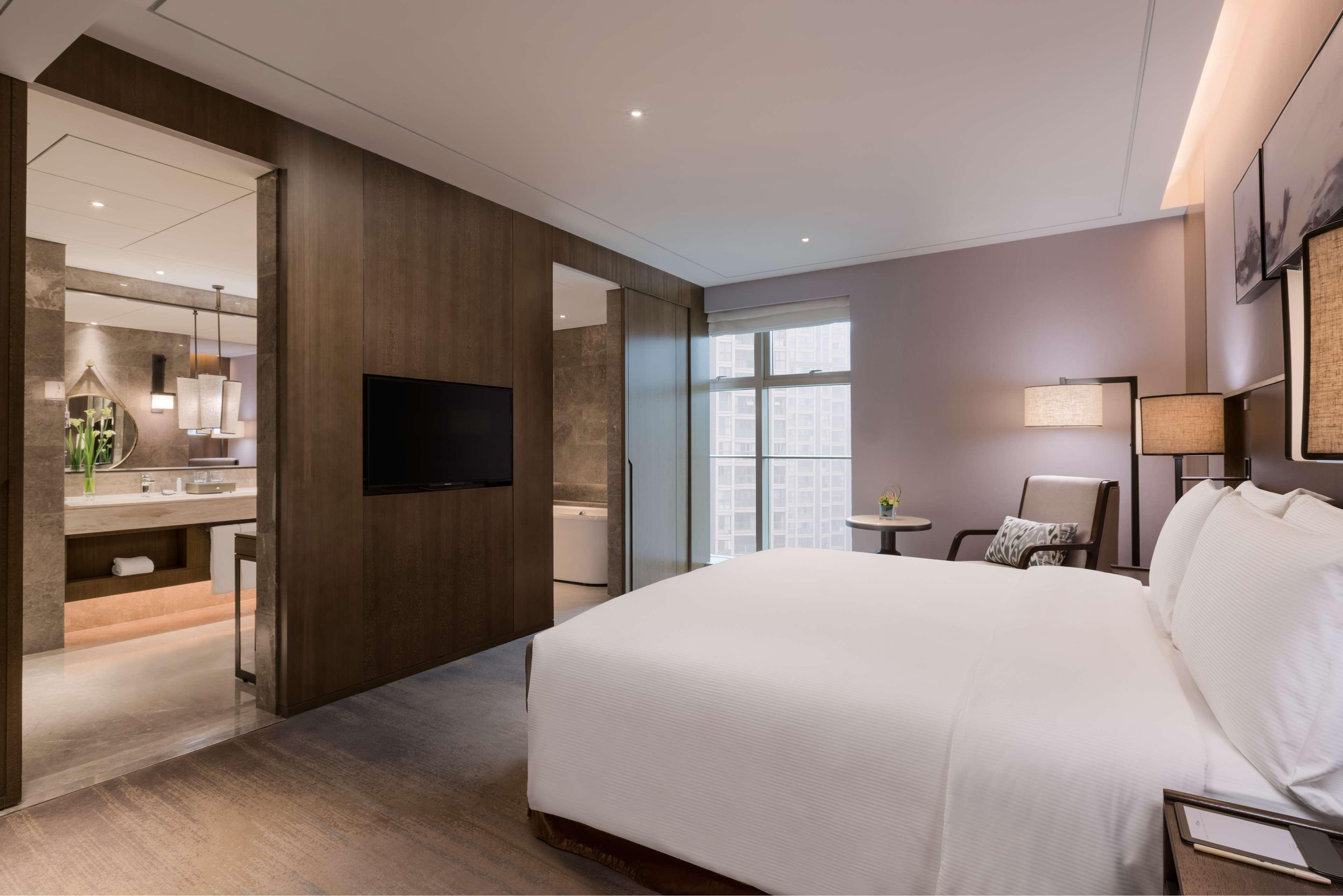 Suite Deluxe King Bed