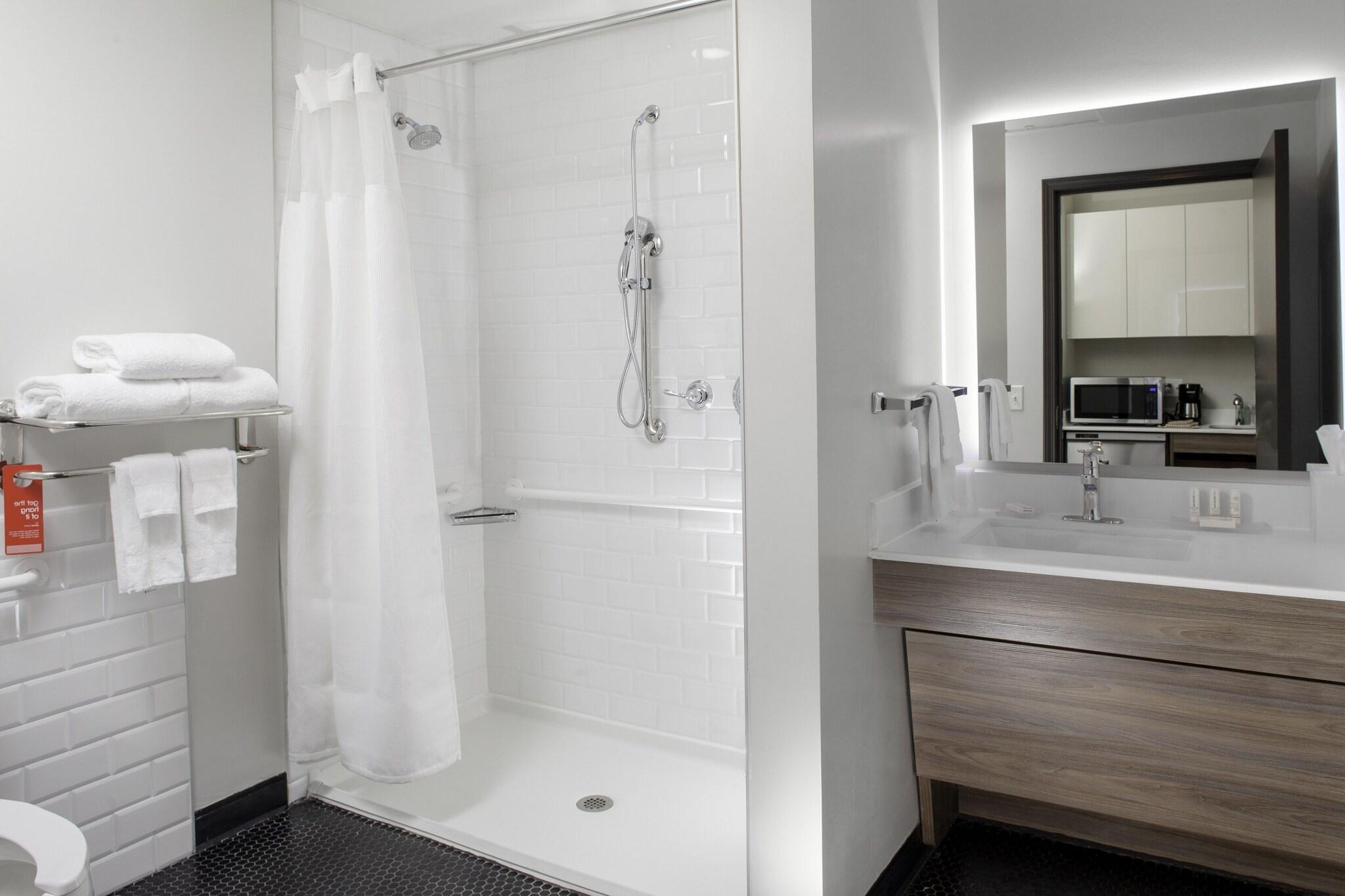 Studio Accessible King Size Bed