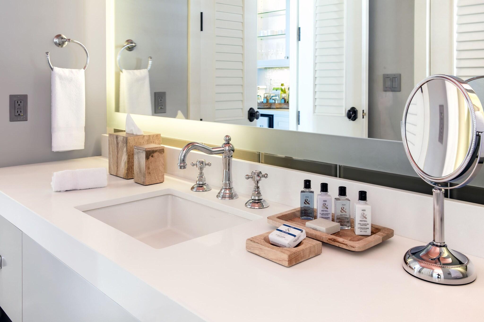 Villa Partial Ocean View King Bed