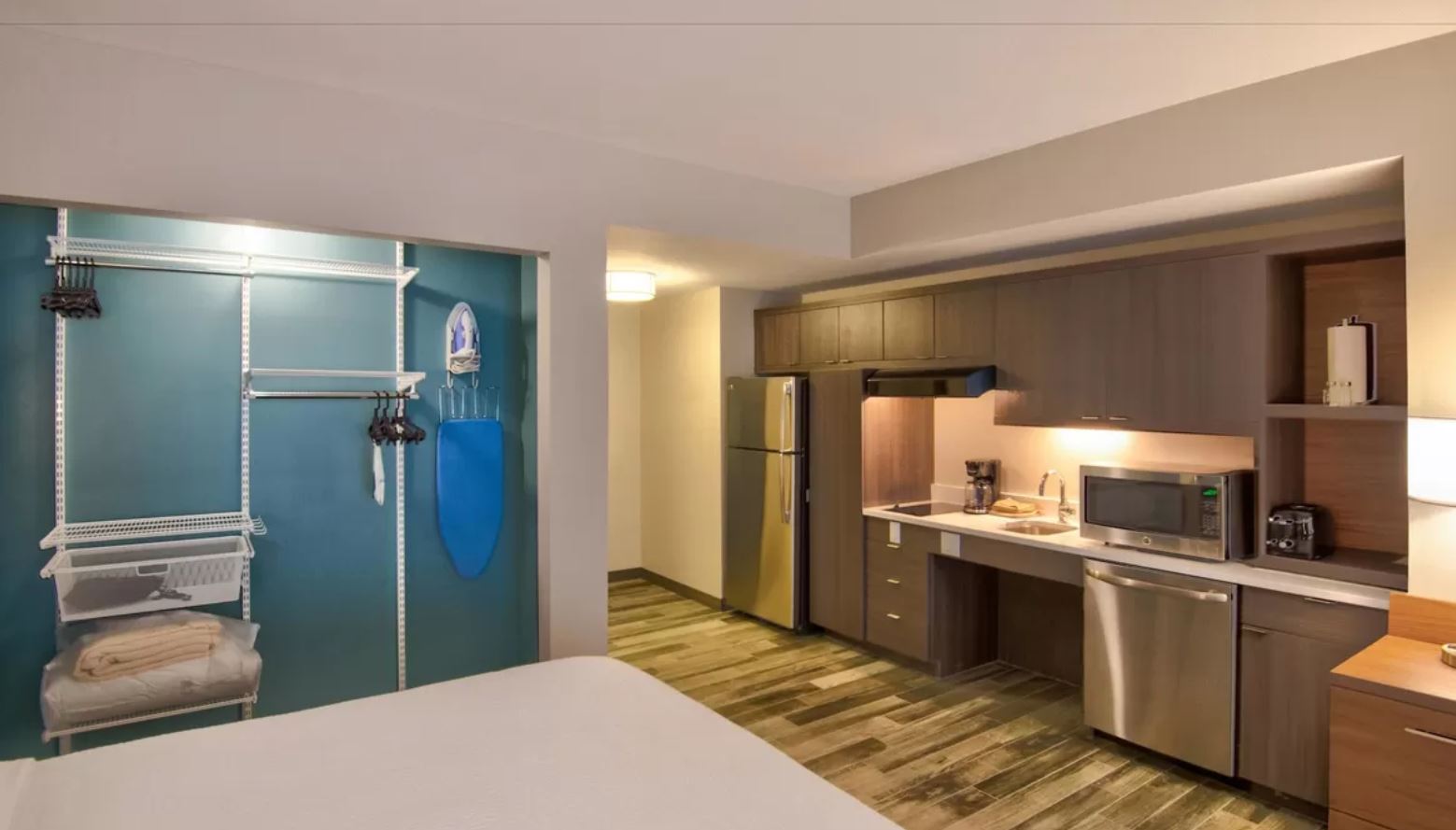 Studio Two Queen Beds