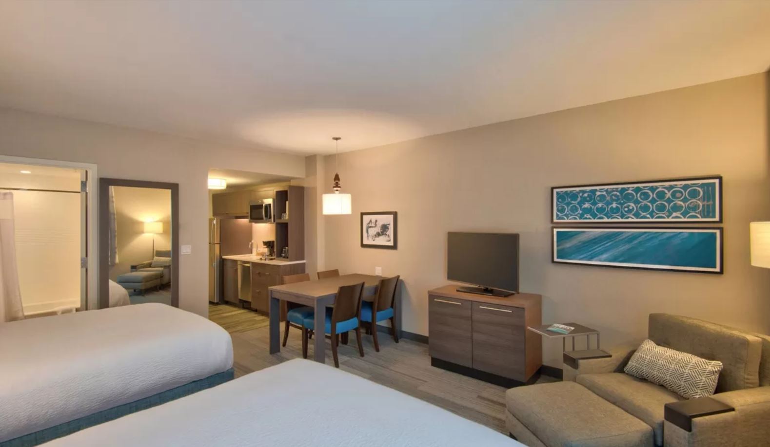 Studio Two Queen Beds