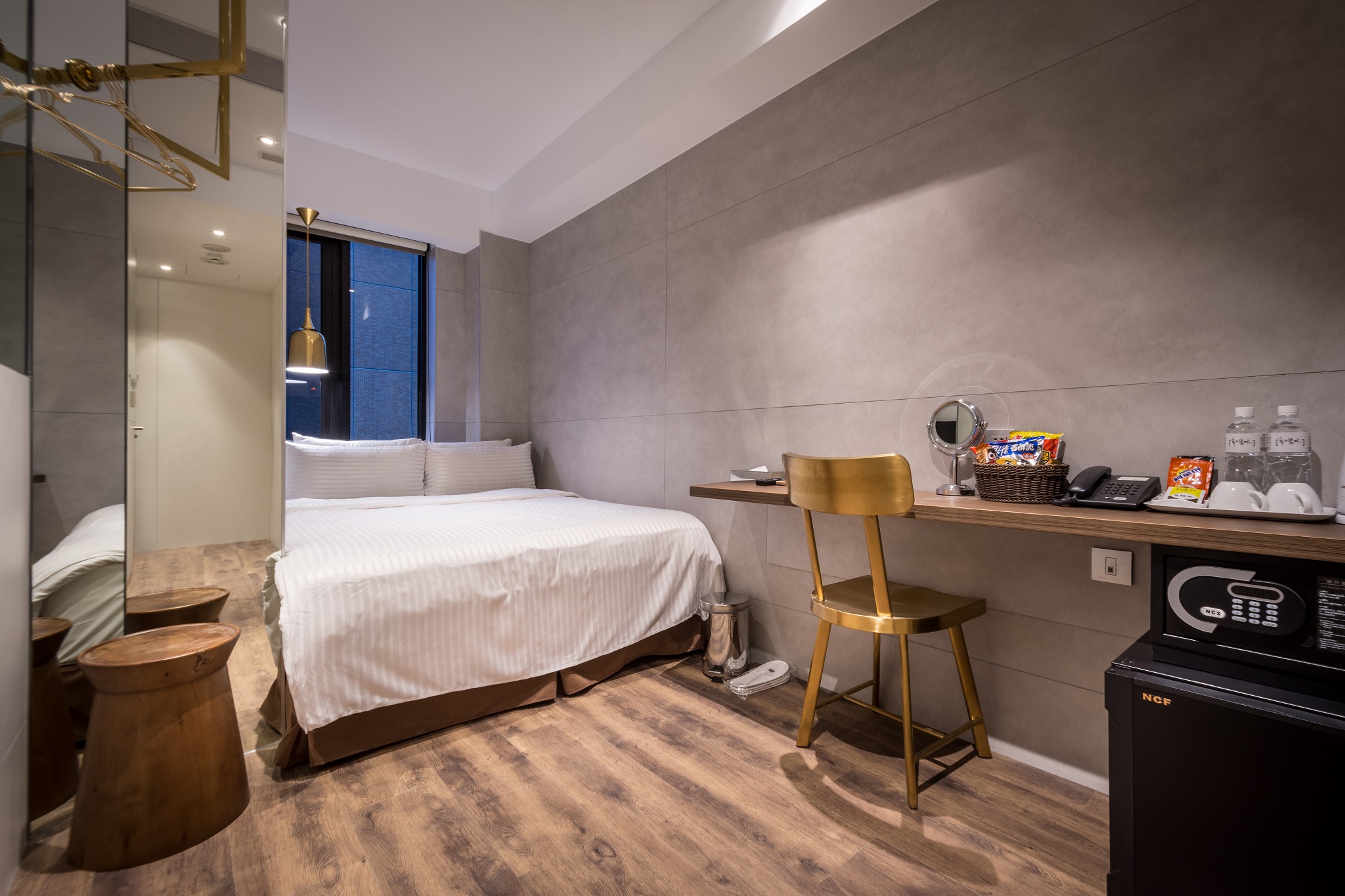 Double Classic Queen Bed