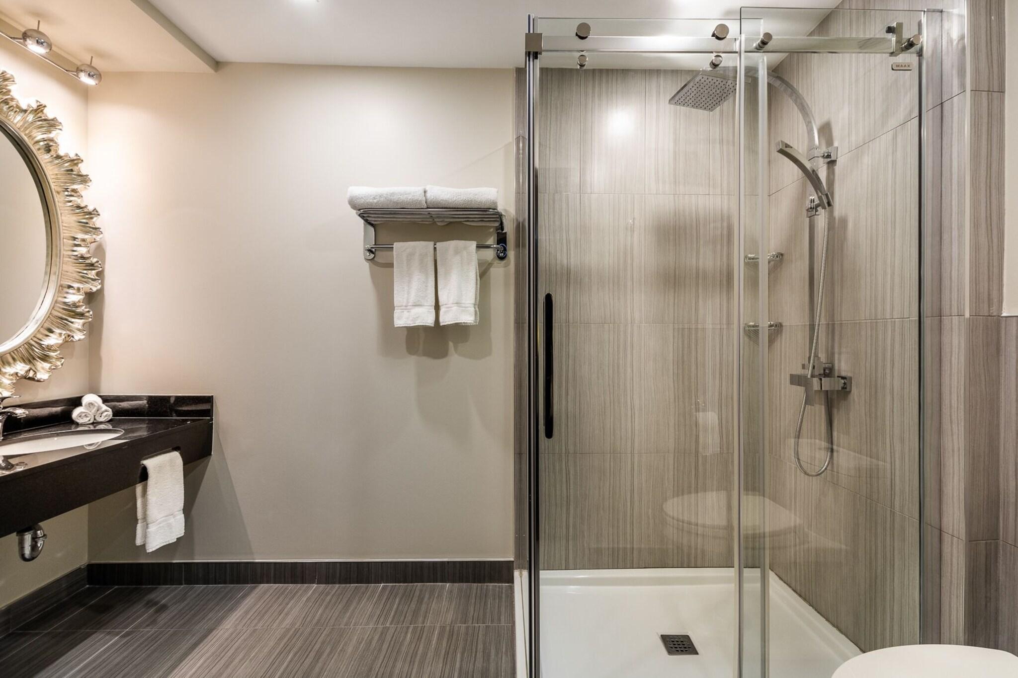 Suite Business Queen Bed