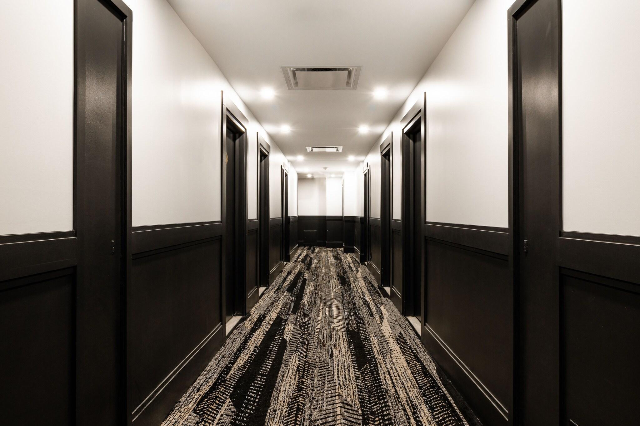 Suite Business Queen Bed