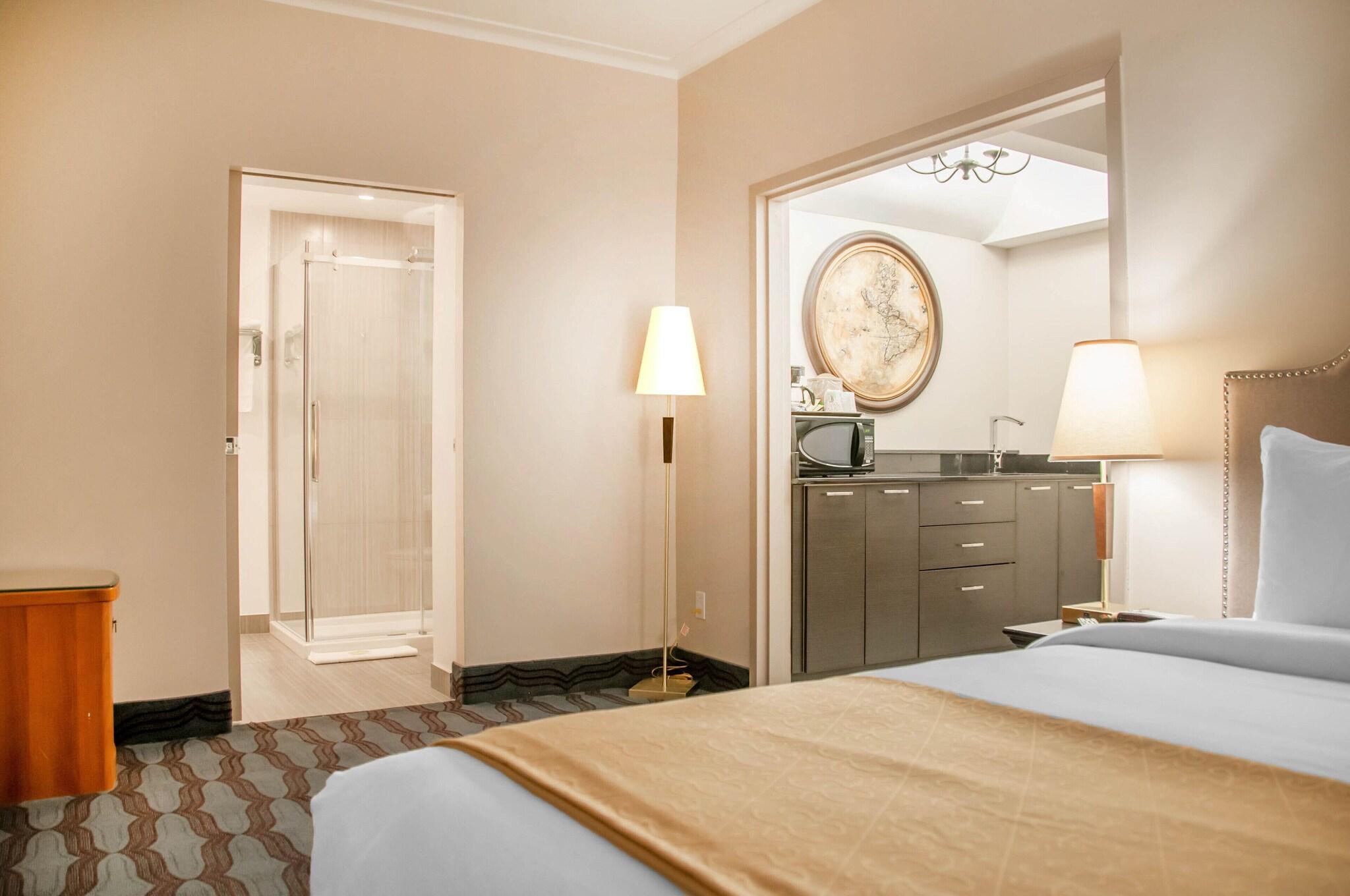 Suite Business Queen Bed