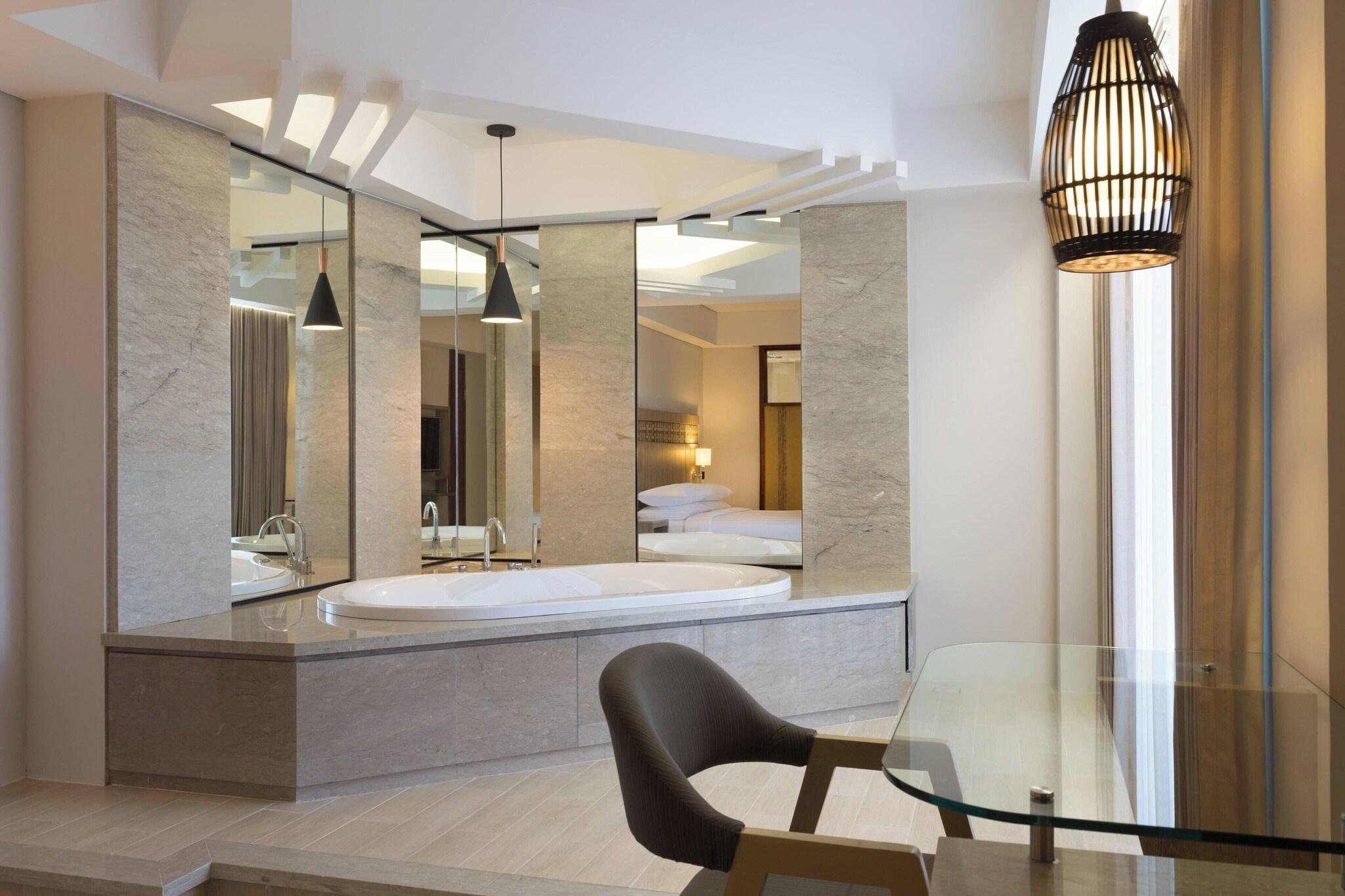 Junior Suite Pool View King Bed