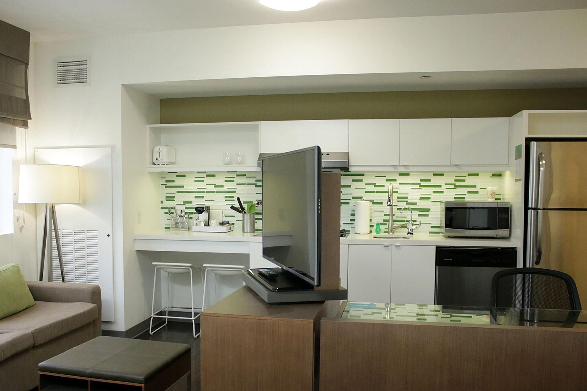 Studio Two Queen Beds