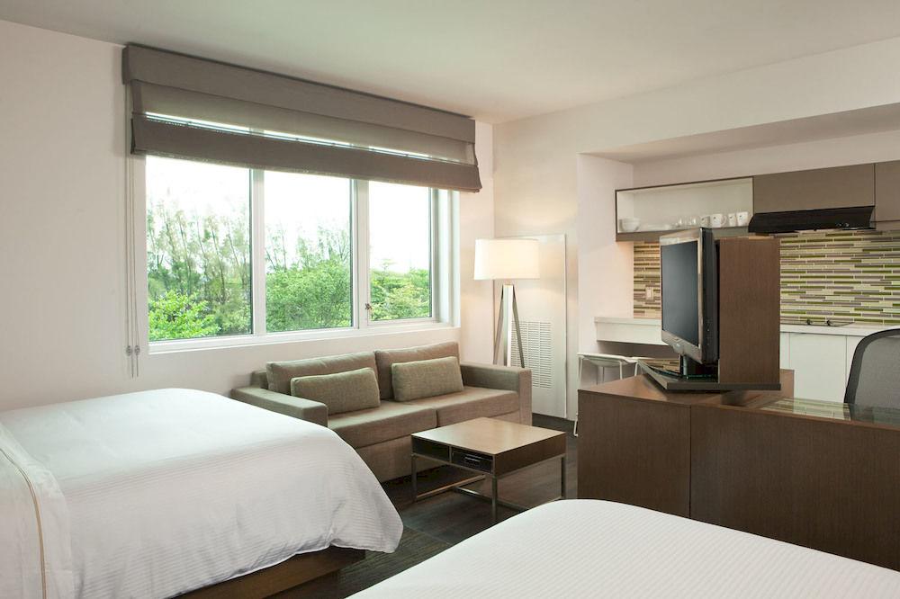 Studio Two Queen Beds