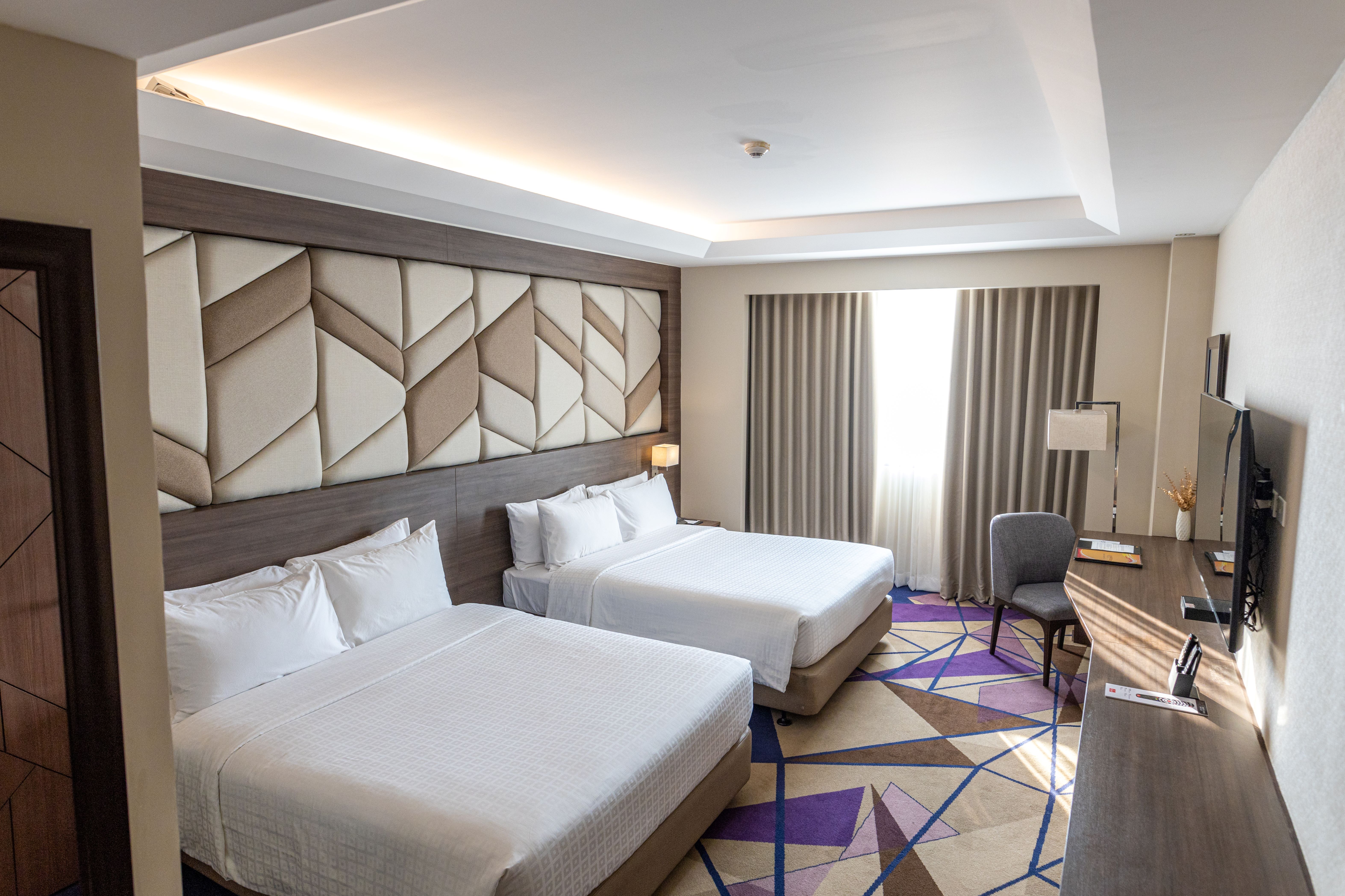 Suite Club Queen Bed