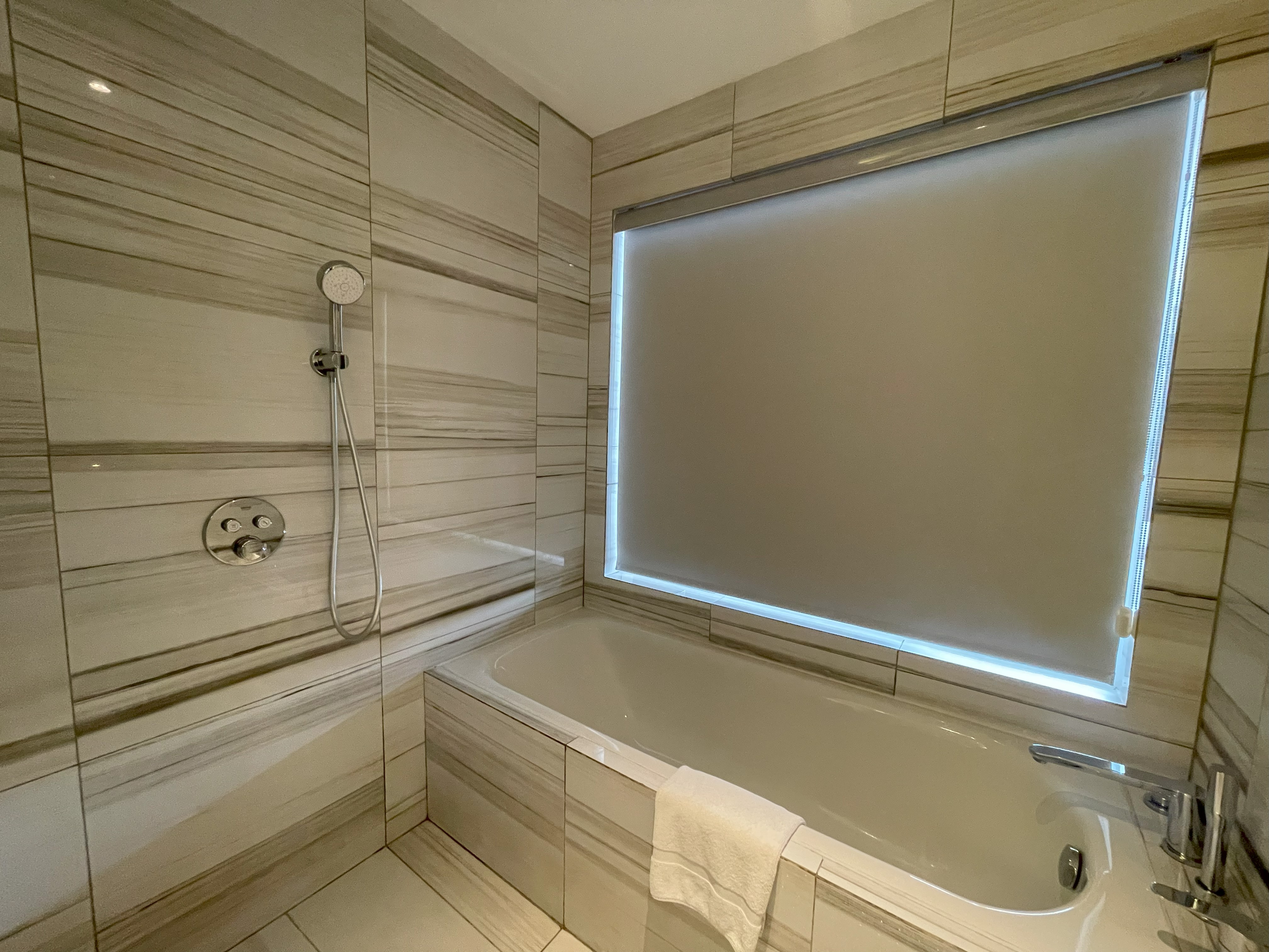 Suite Club Queen Bed