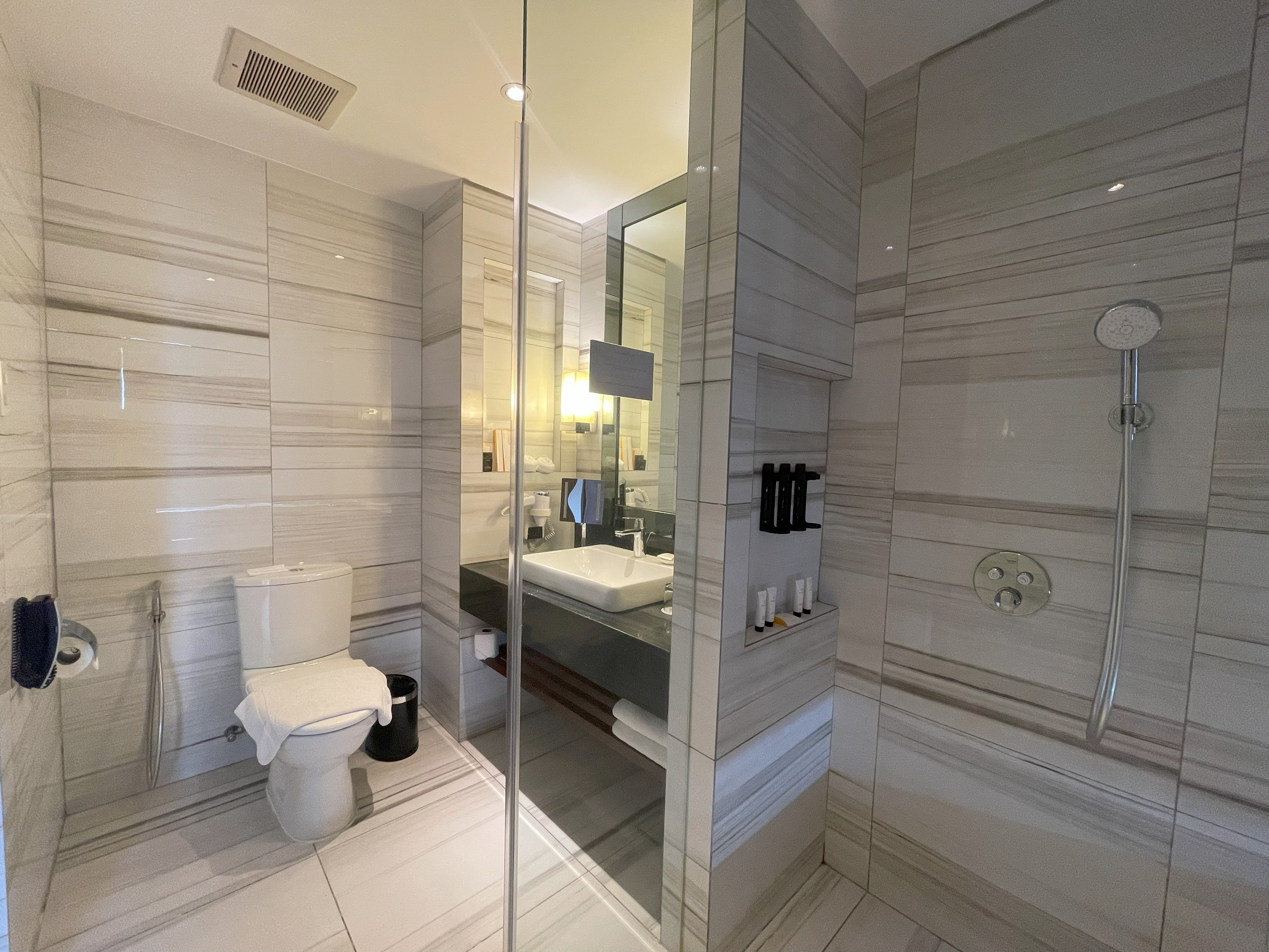 Suite Club Queen Bed