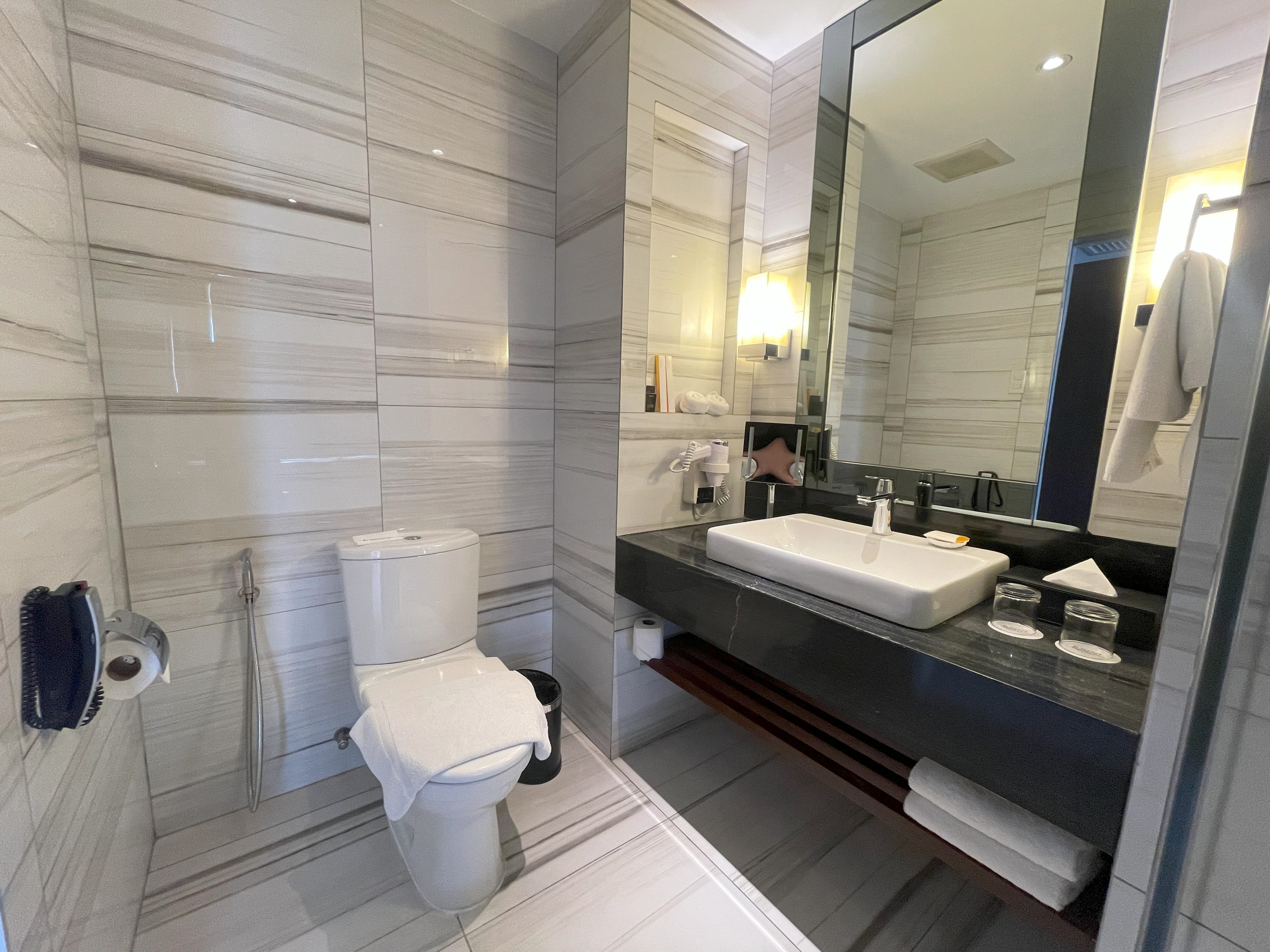 Suite Club Queen Bed