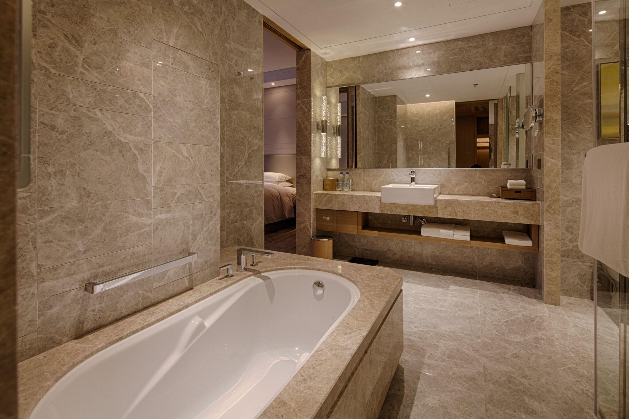 Suite City View King Bed