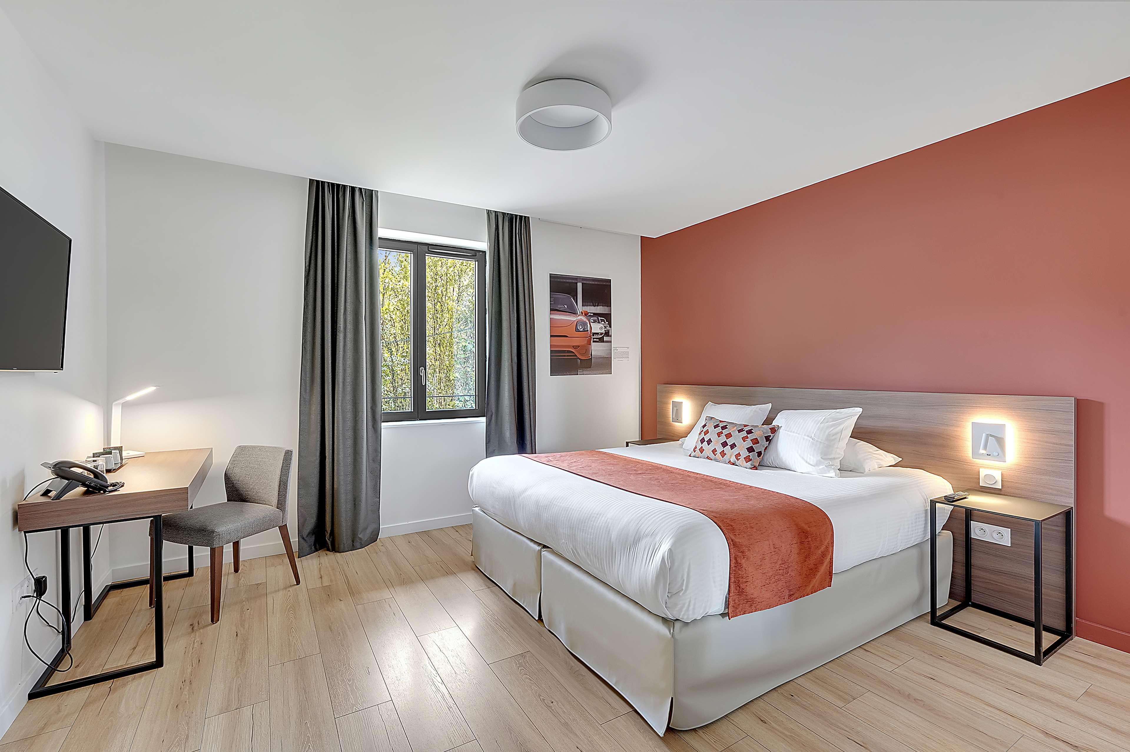 Double Classic Queen Bed