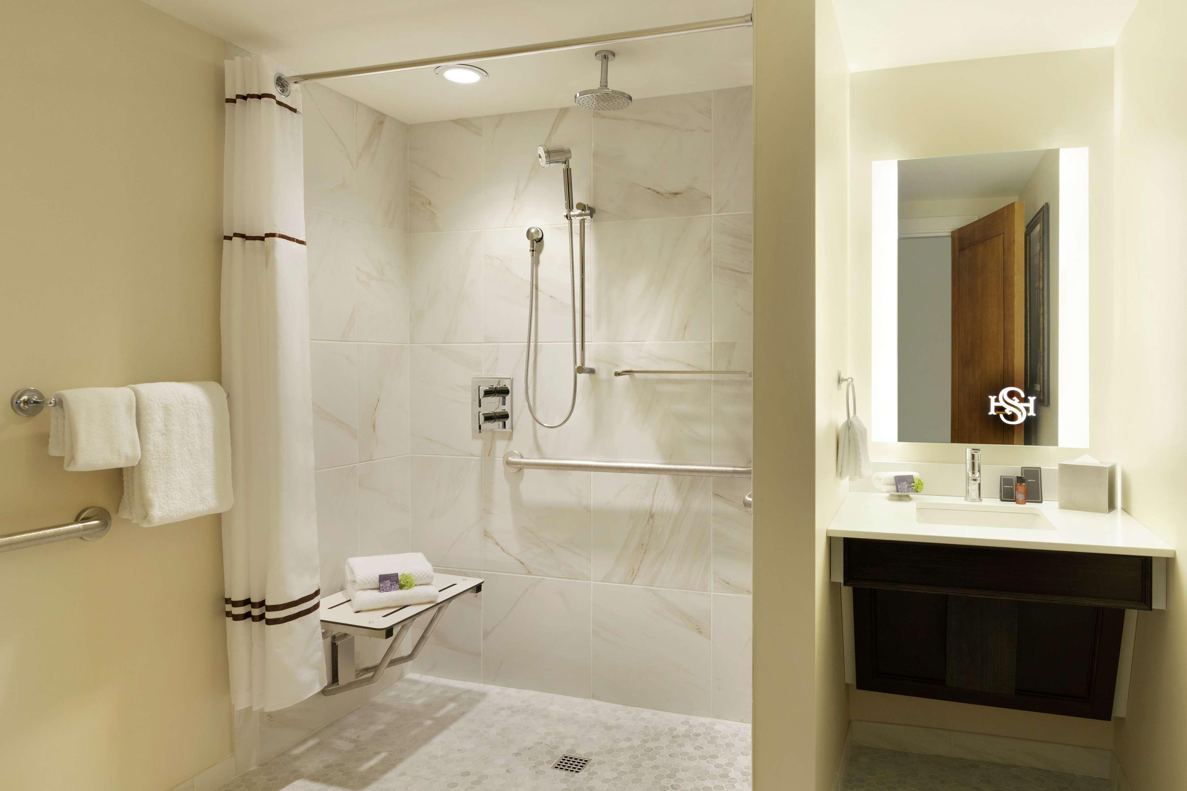 Suite Accessible King Size Bed