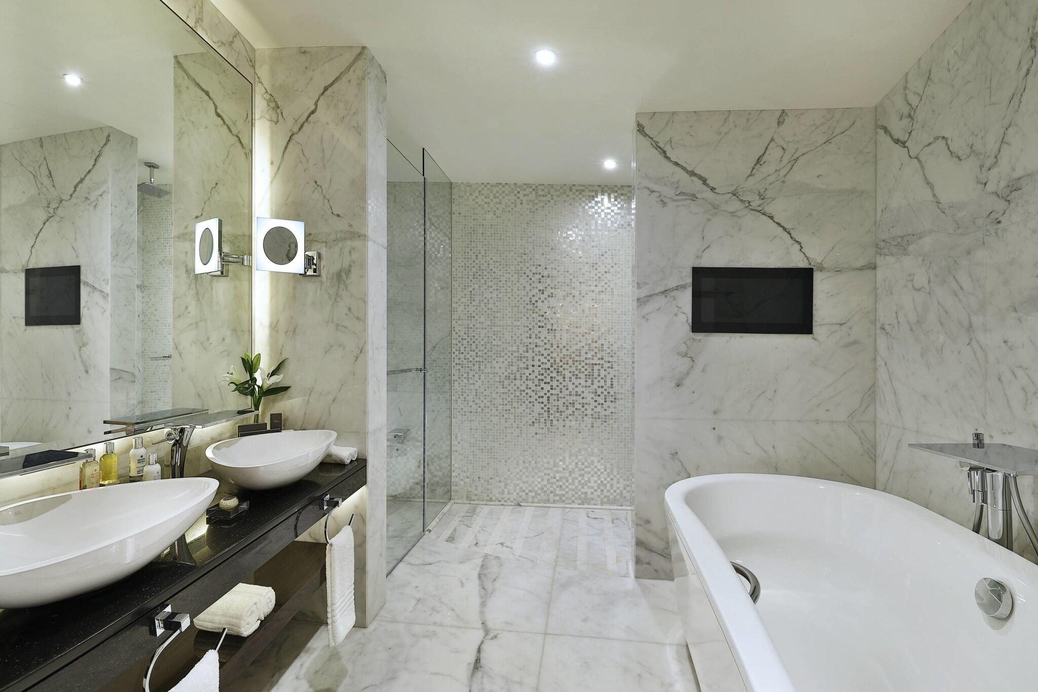 Junior Suite King Size Bed