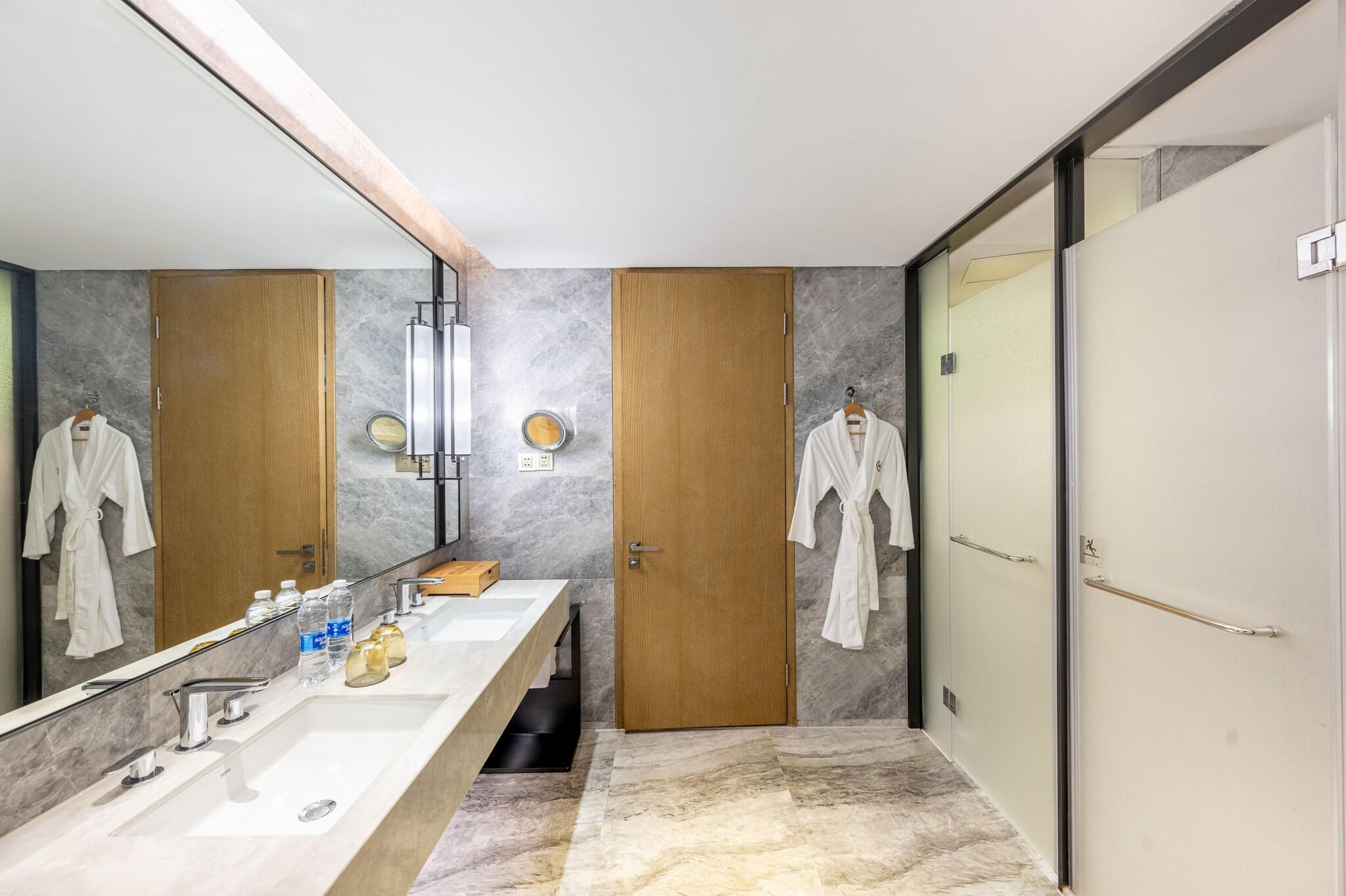 Suite Club with Views