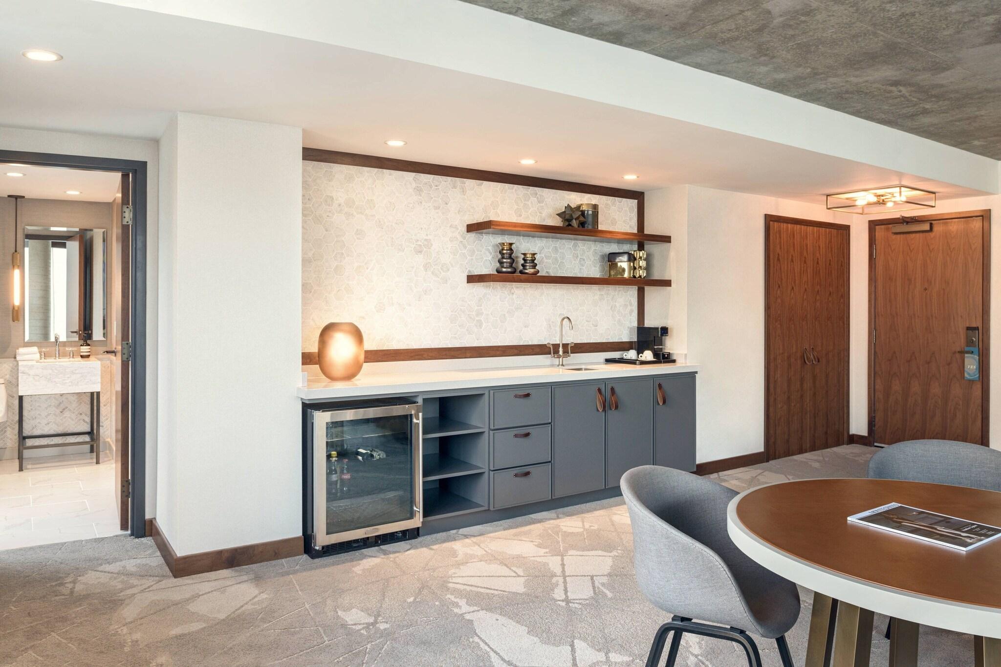 Suite City View King Bed