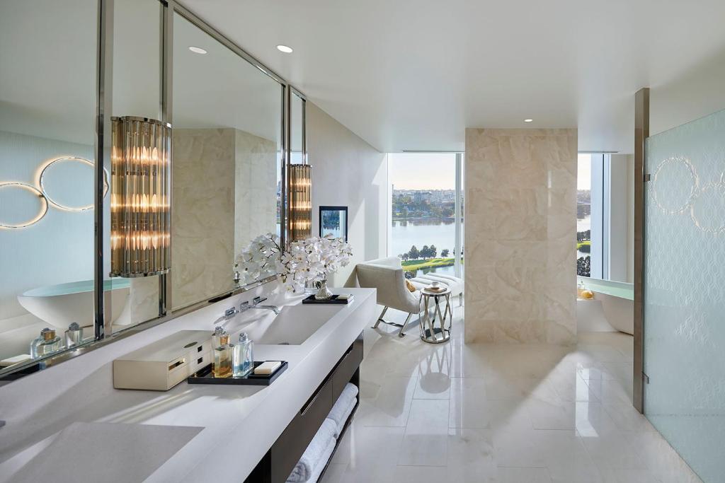 Suite Club City View