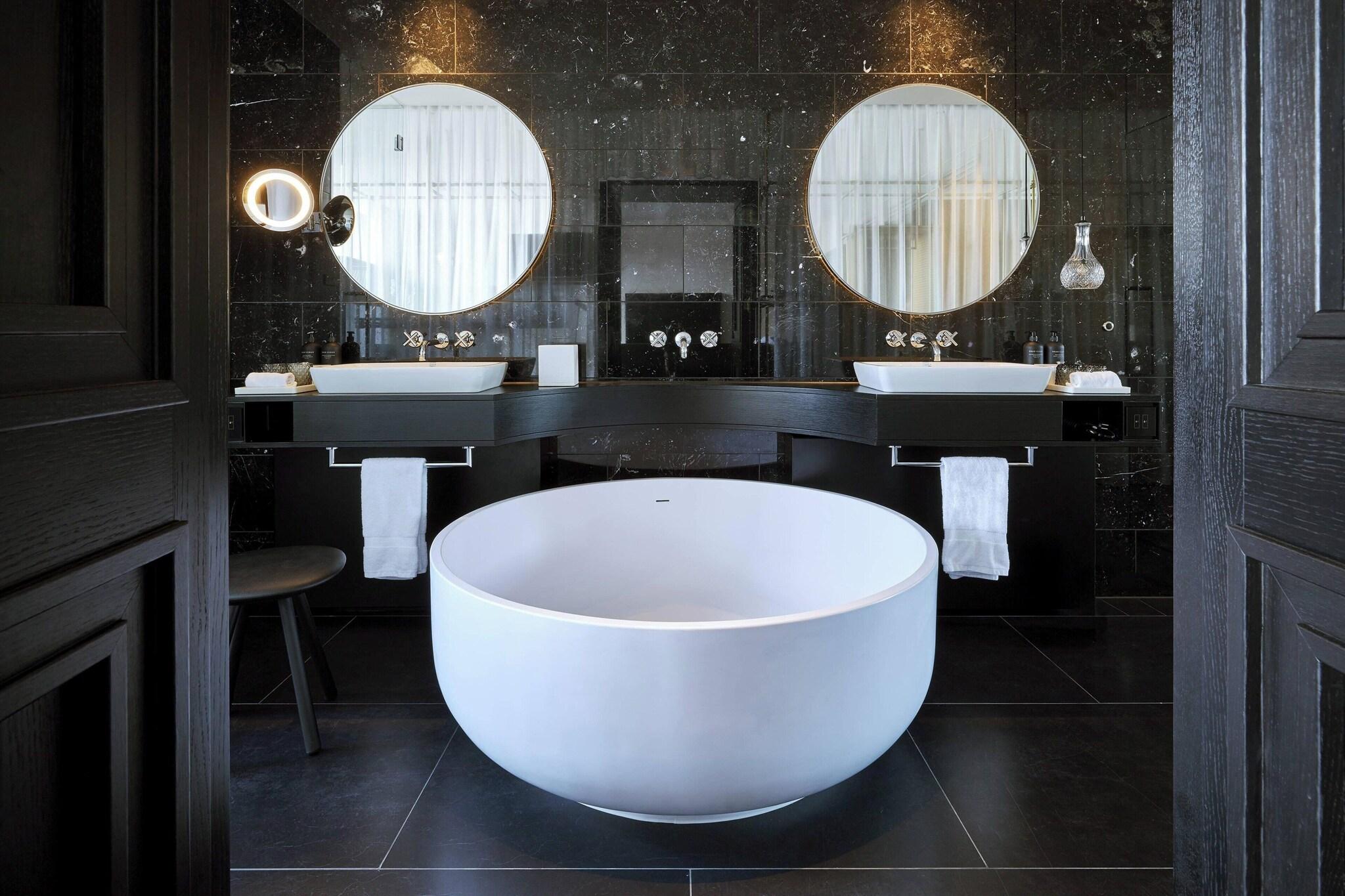 Suite Deluxe King Bed