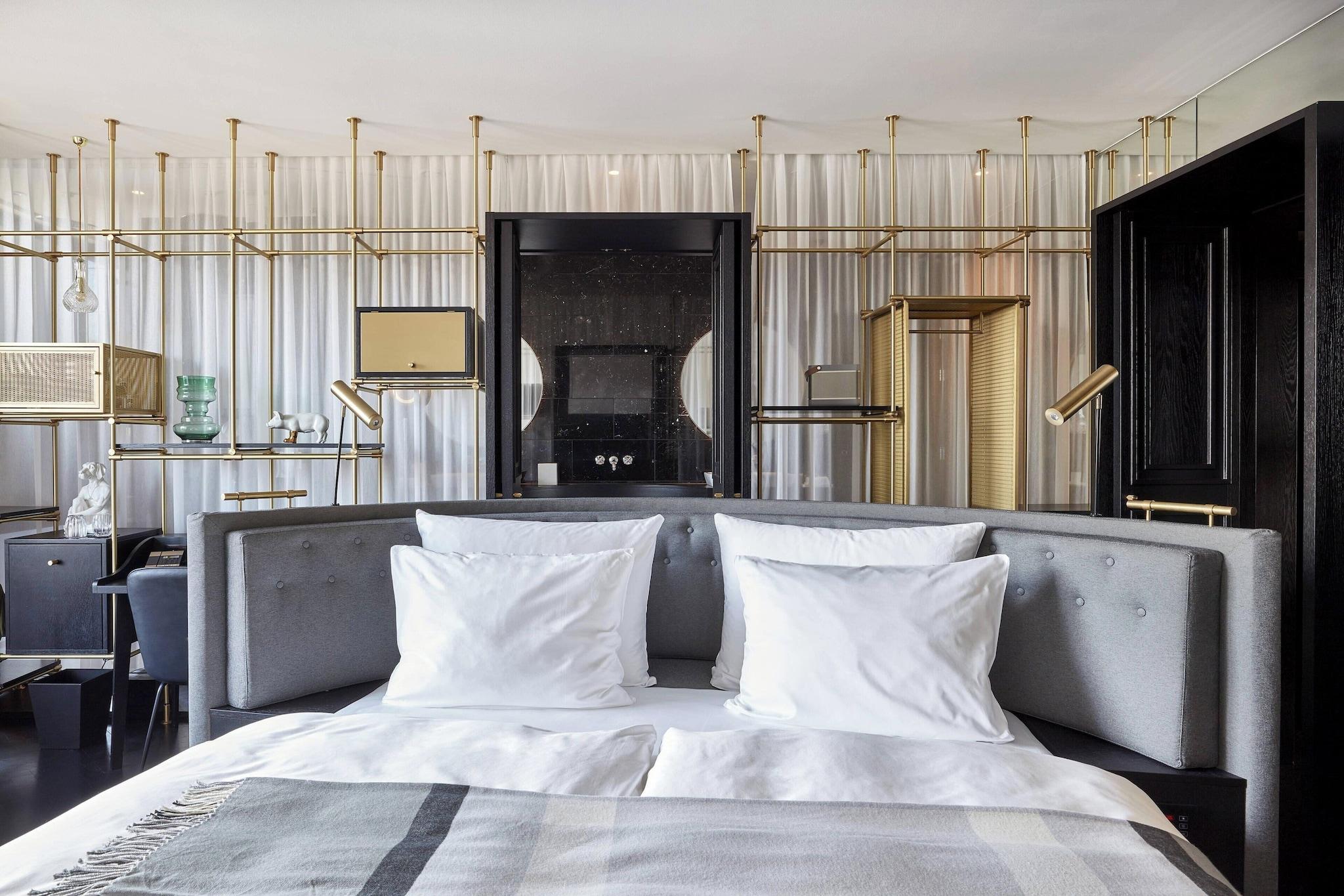 Suite Deluxe King Bed